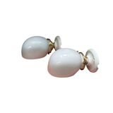 Paire d’appliques vintage en opaline blanche