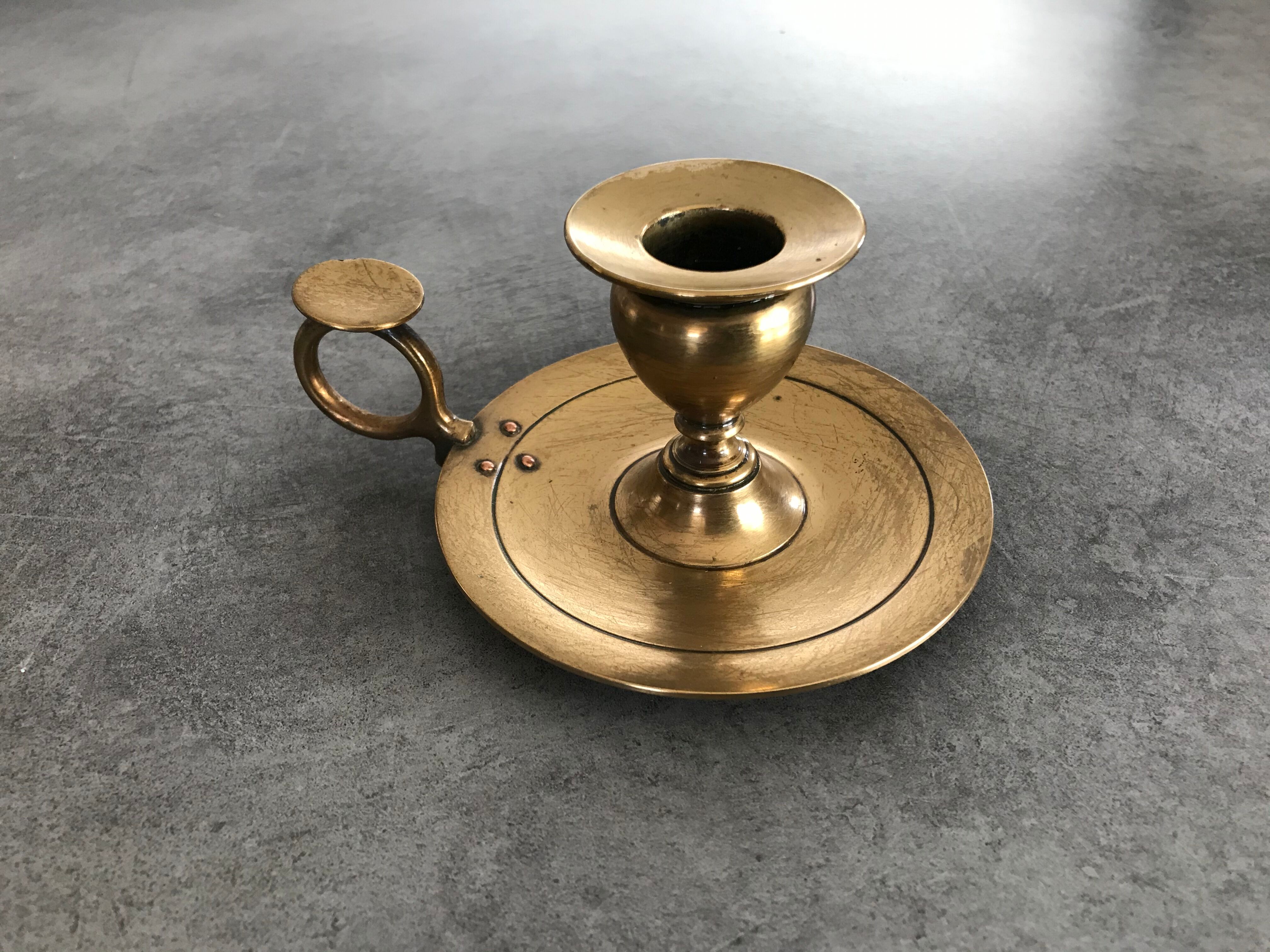 Hand candlestick in massive brasse