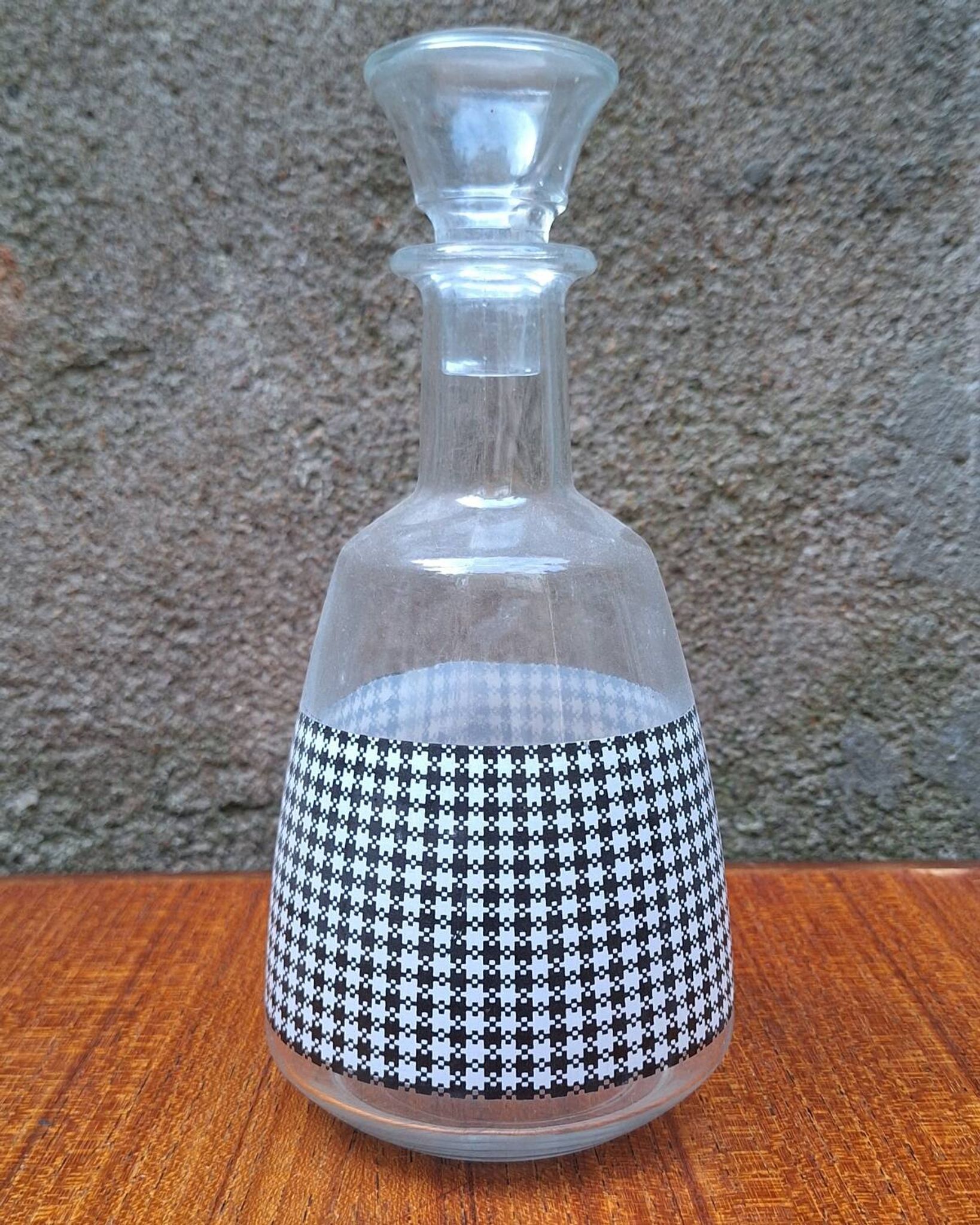 Glass carafe with Vichy decoration