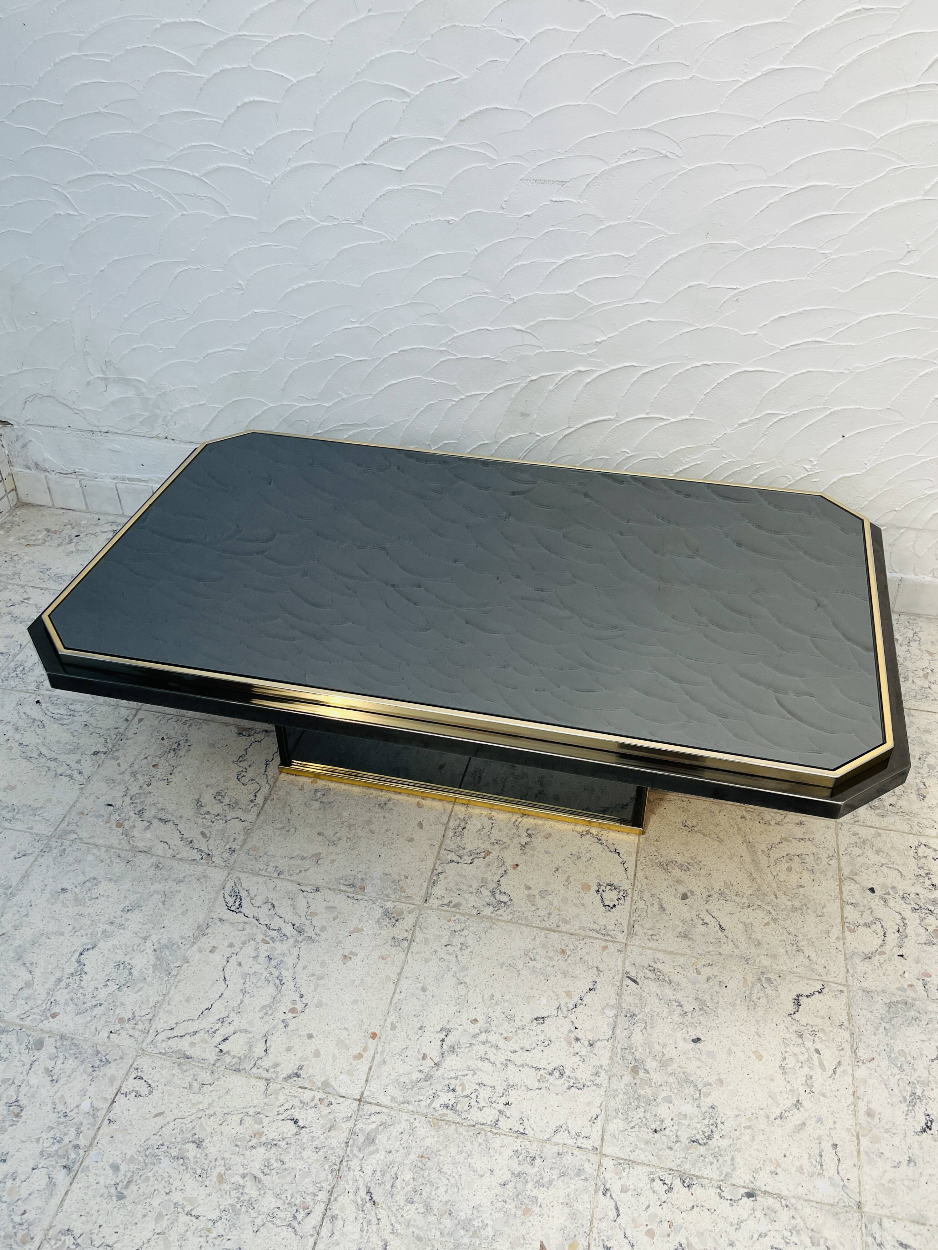 Table basse bicolore en laiton et miroir noir par Fedam