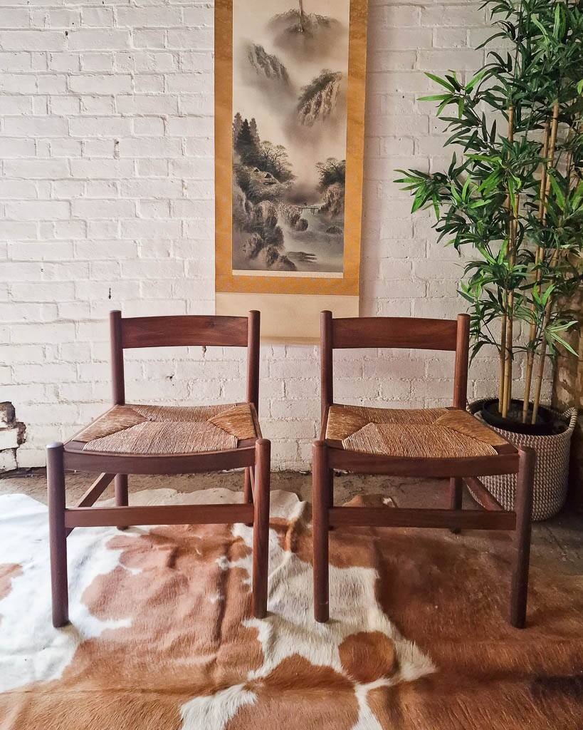 Chaises de salle à manger rustiques en teck et jonc de style français du milieu du siècle (x6)