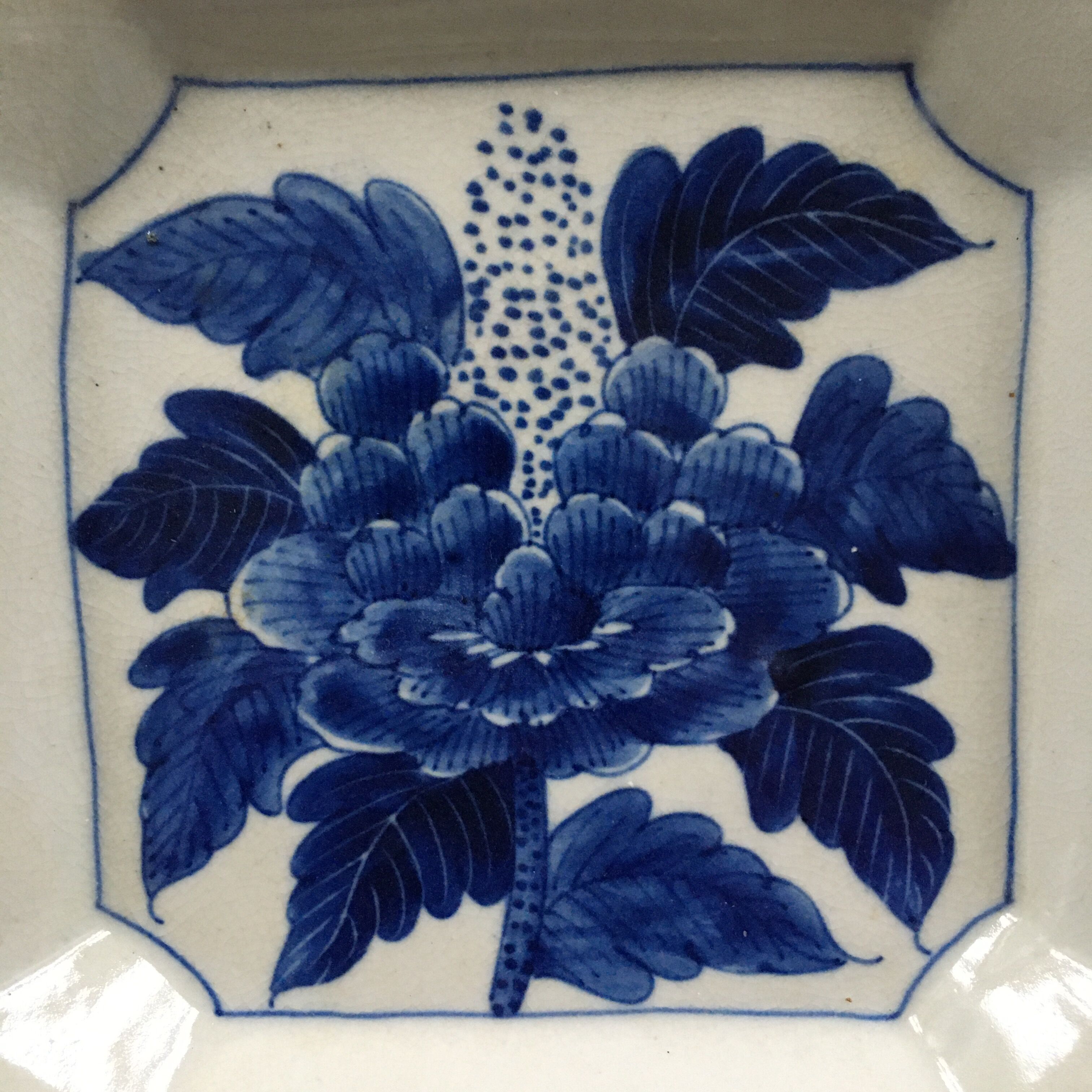 Blue floral decor pocket emptier