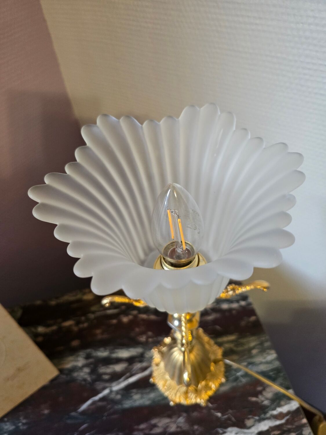 Lampe à poser originale éléments en métal doré et tulipe