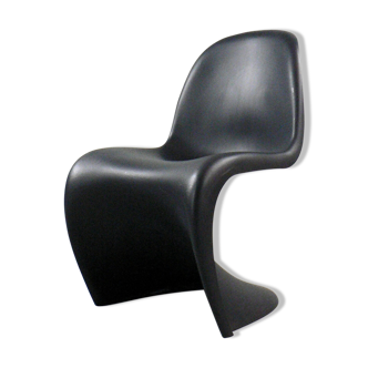 Une chaise Panton aux édition Vitra.