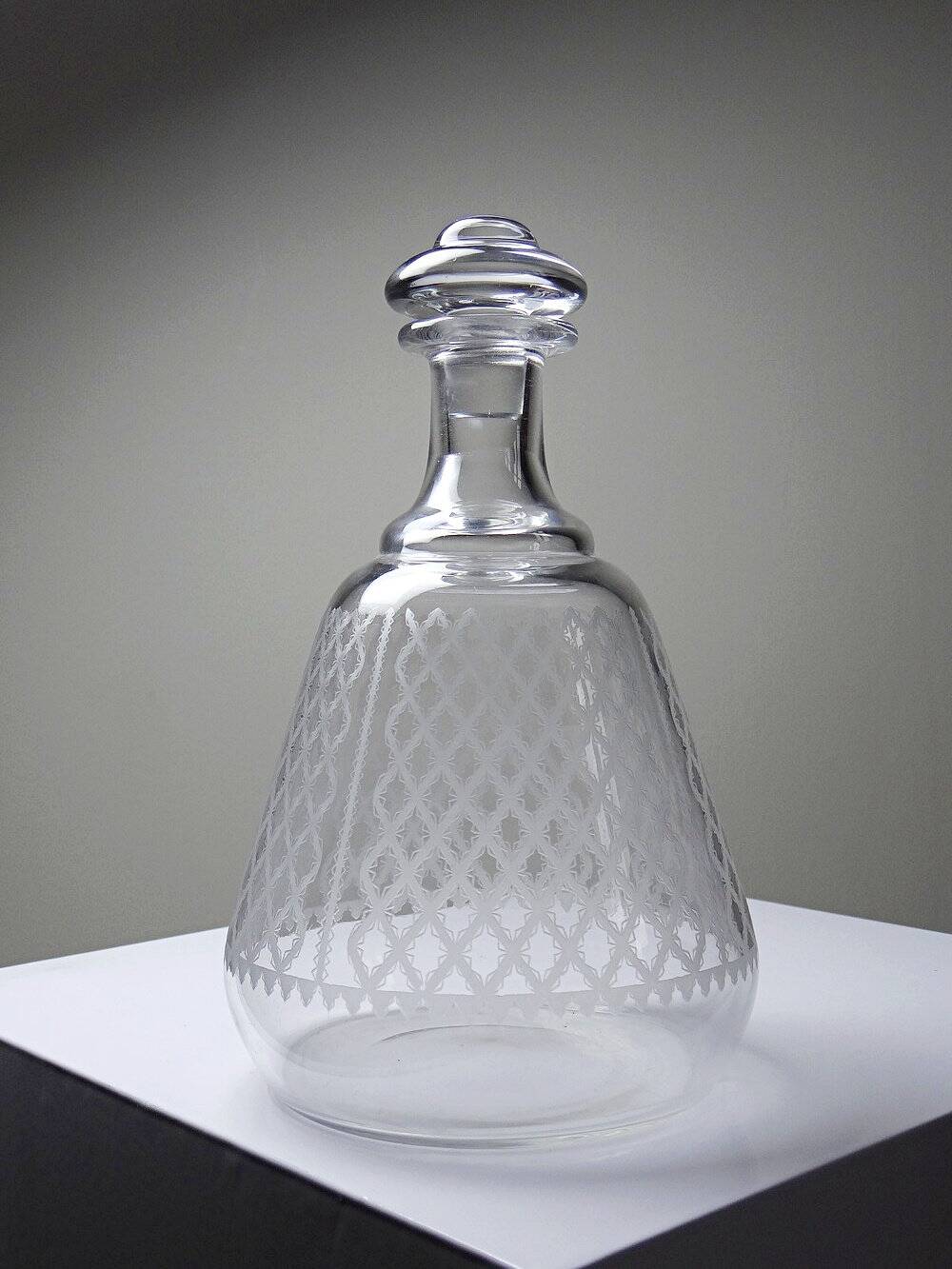 Engraved crystal carafe model "Alhambra" Baccarat from the years 1900-1920.