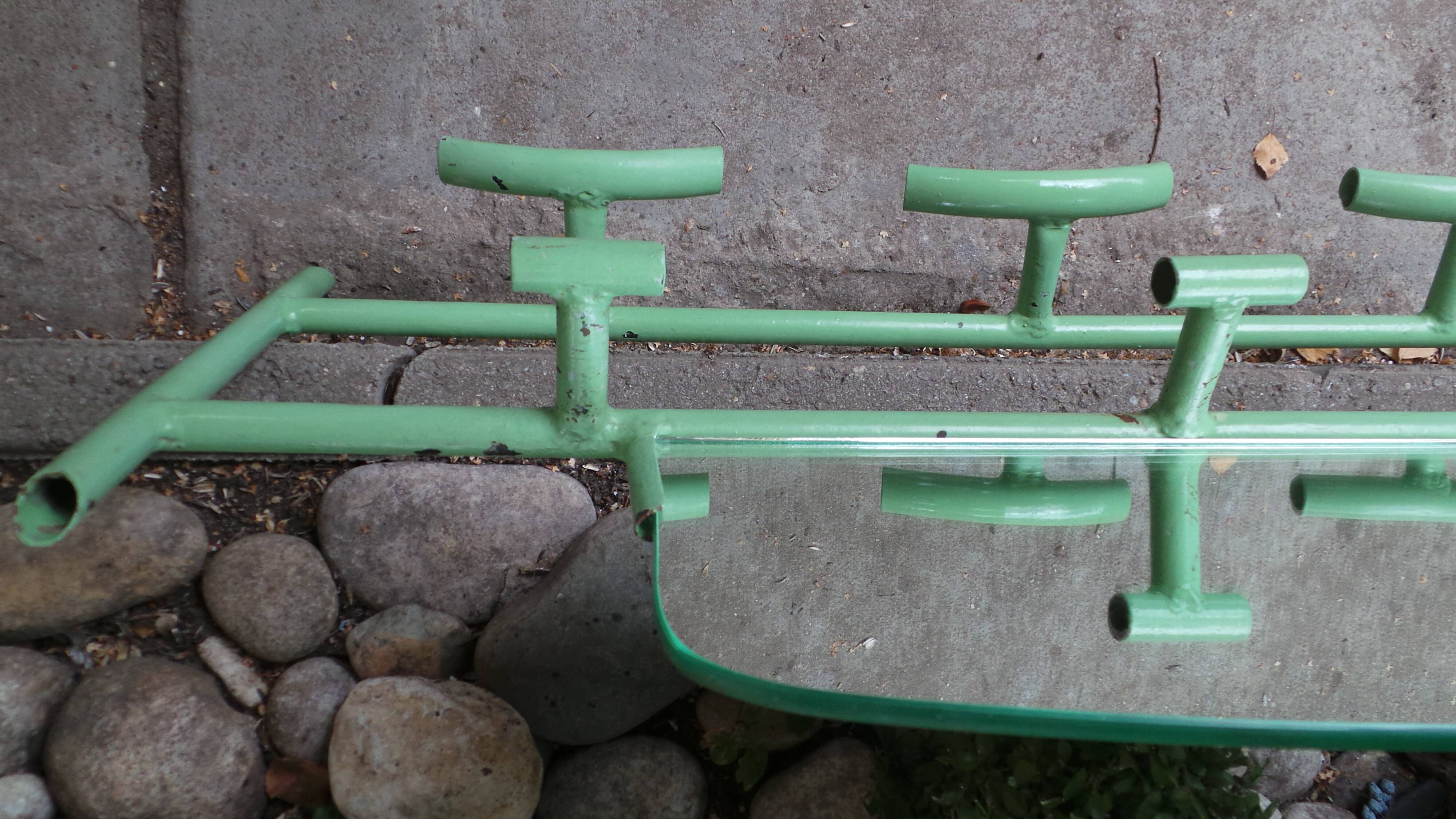 Coat rack green metal and its former mirror