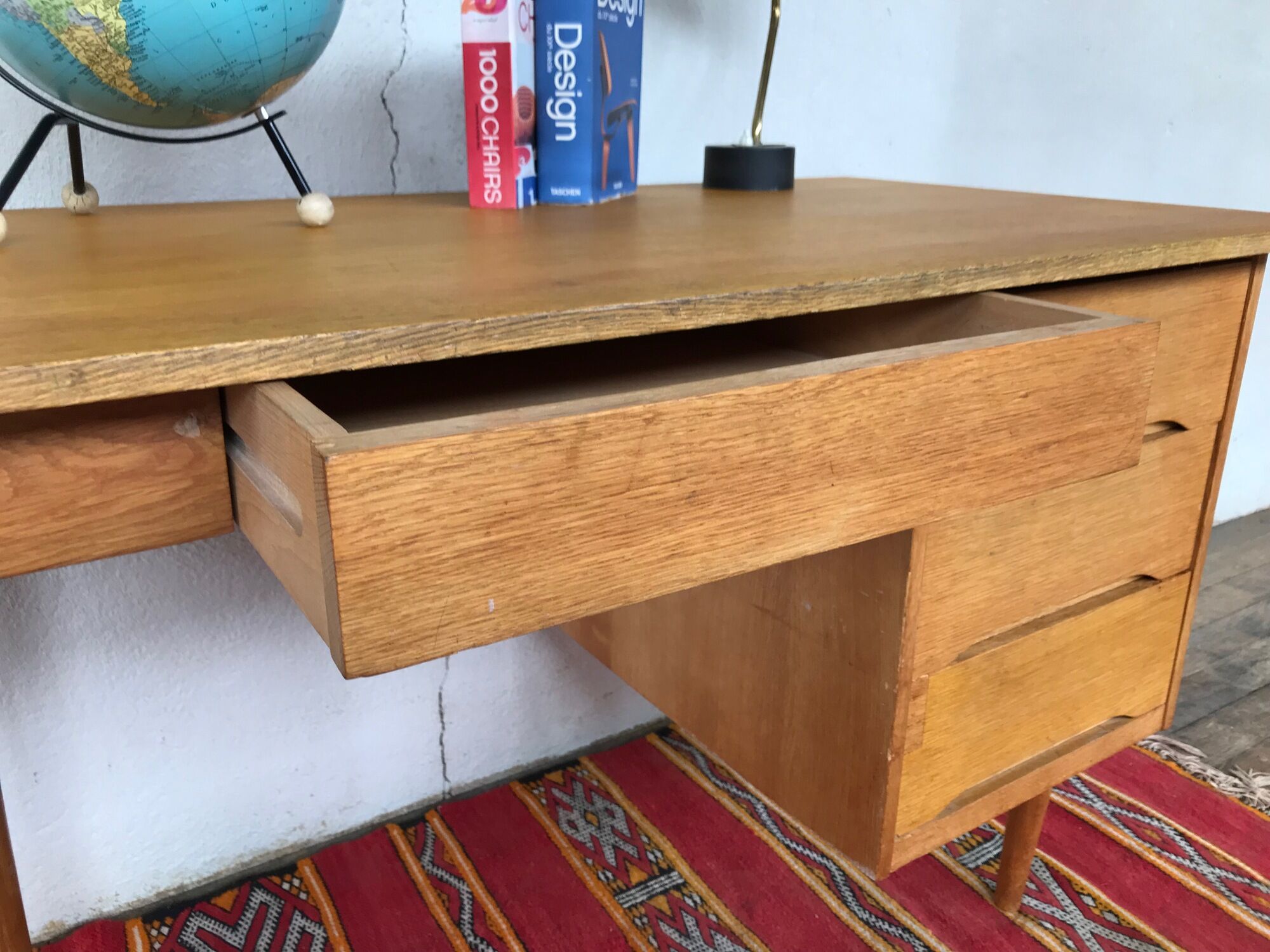 Bureau en chêne clair pieds fuseaux 1950/1960