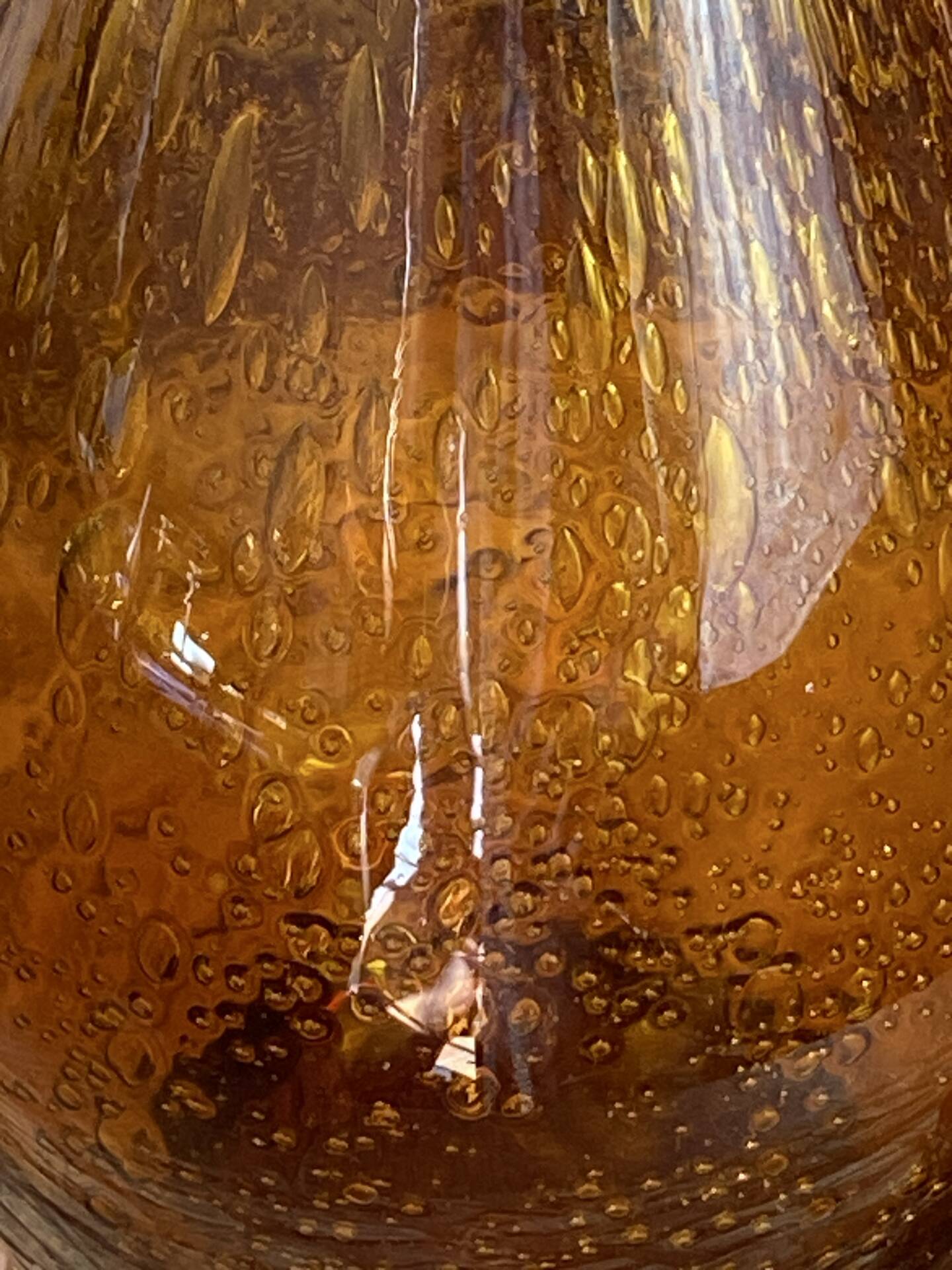 Grand pichet en verre bullé ambré 