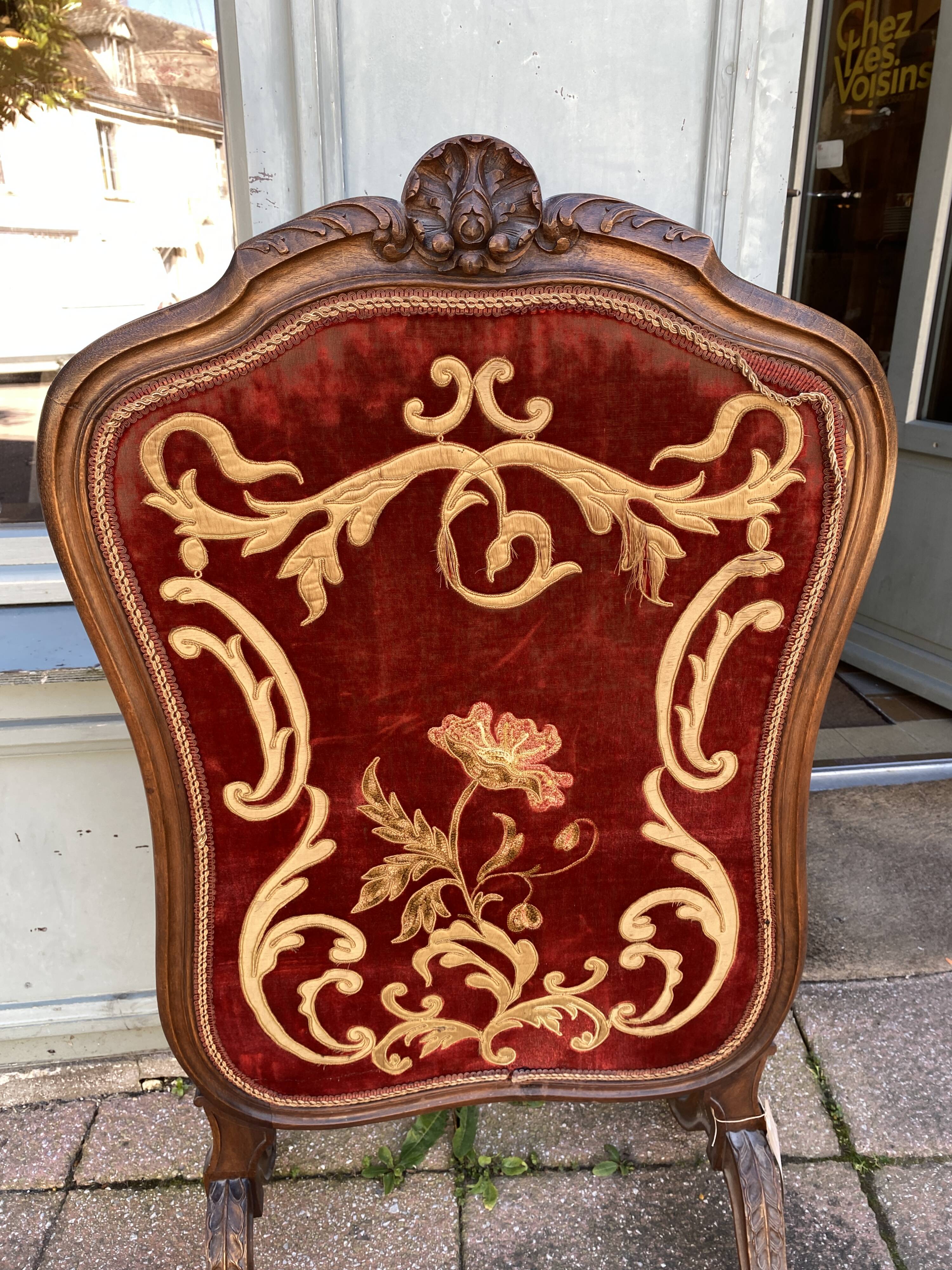 Antique fireplace screen in carved wood and embroidered velvet, Napoleon III.