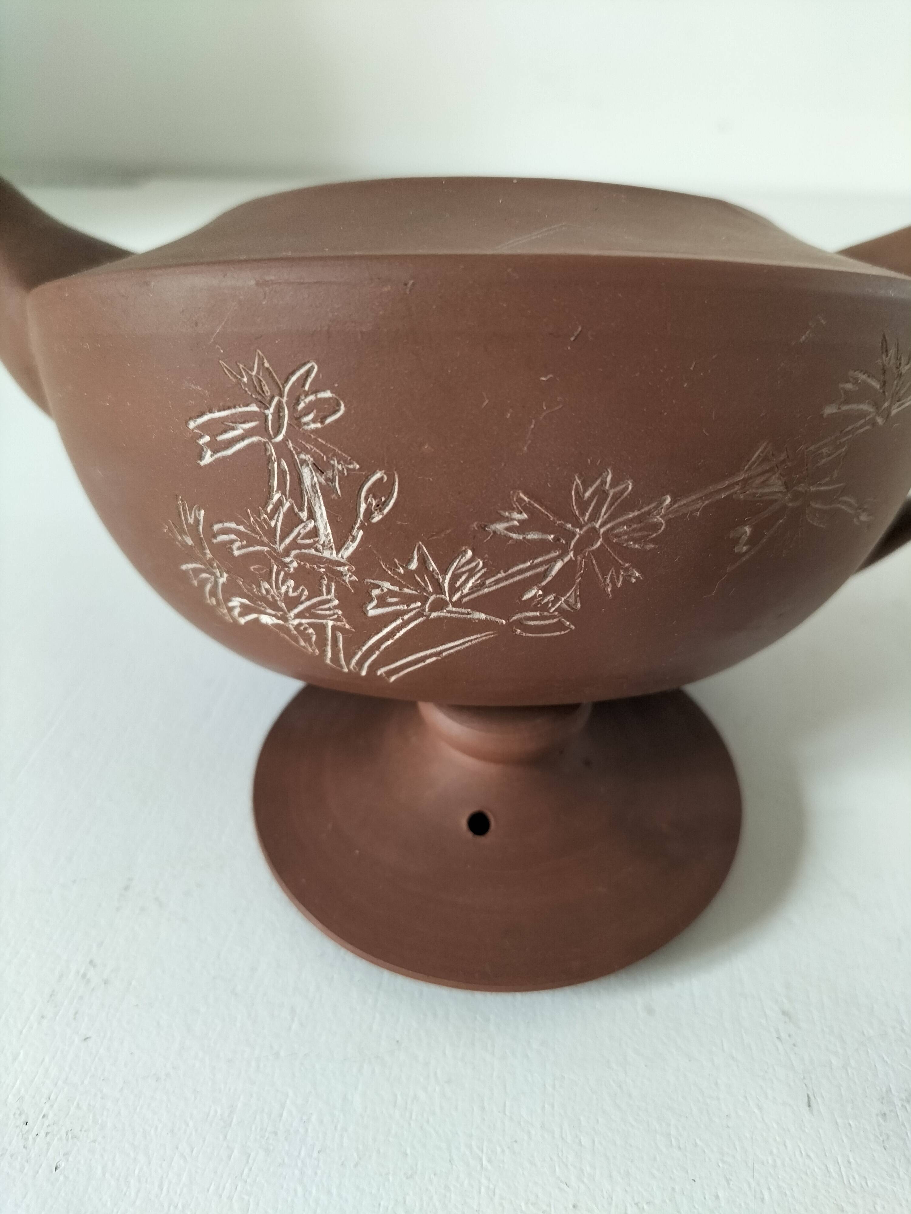Japanese teapot in red clay engraved with integrated filter.