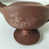Japanese teapot in red clay engraved with integrated filter.