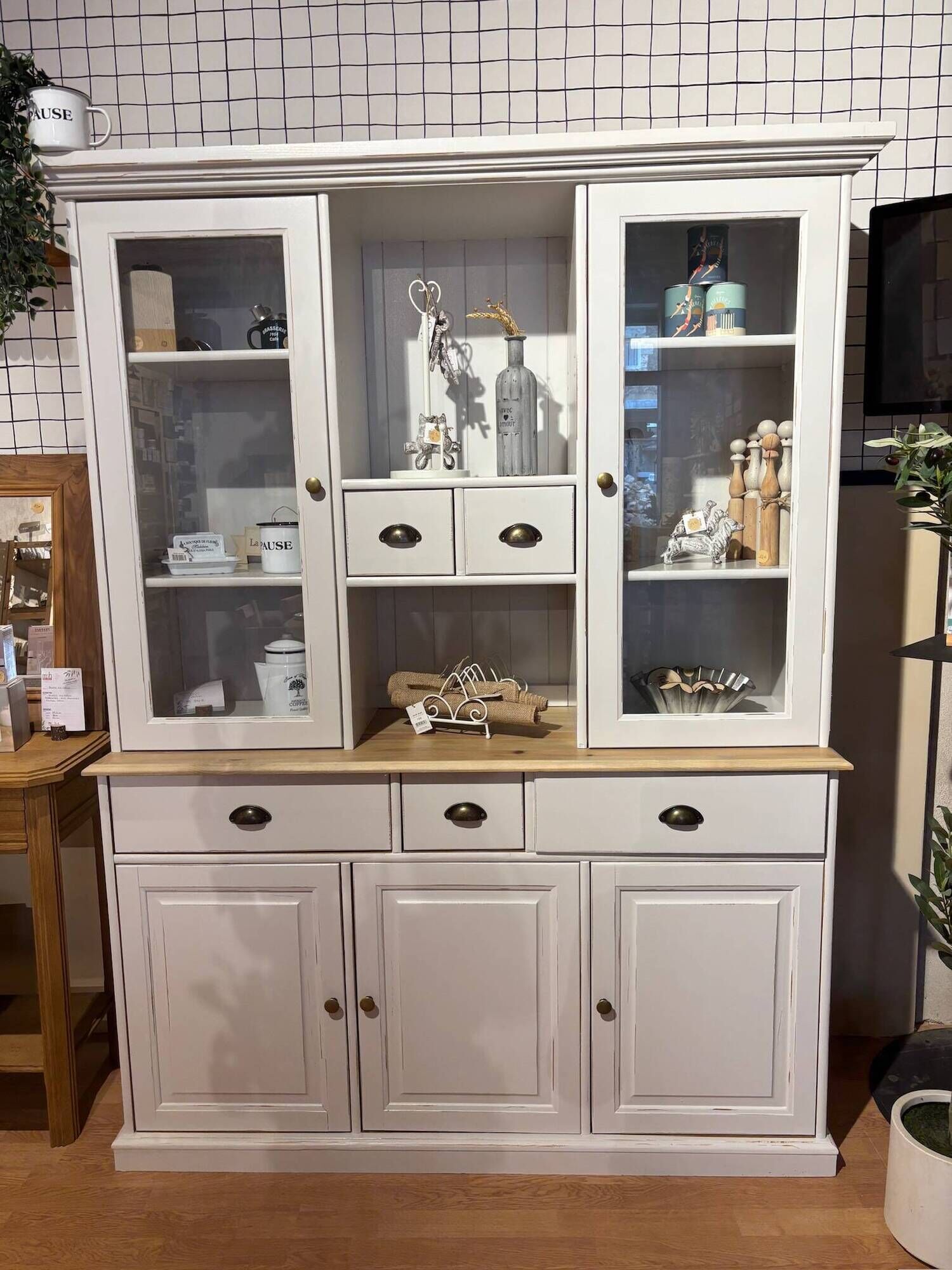 Buffet vitré en pin relooké