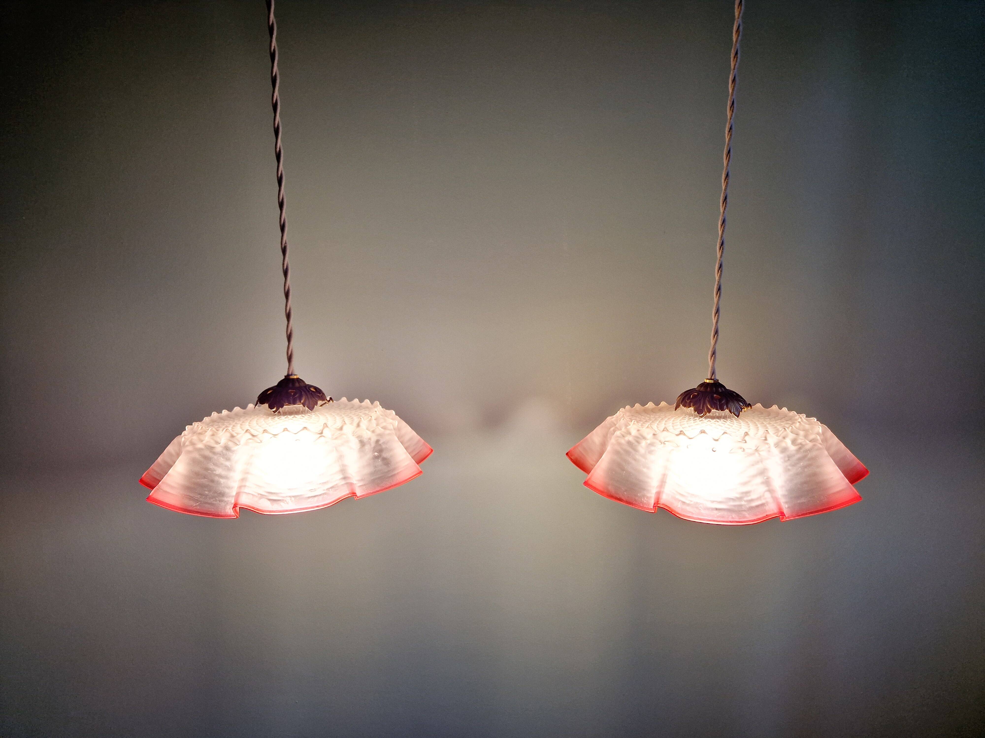 Paire de suspensions festonnées en verre satiné transparent et rose, années 1920-30