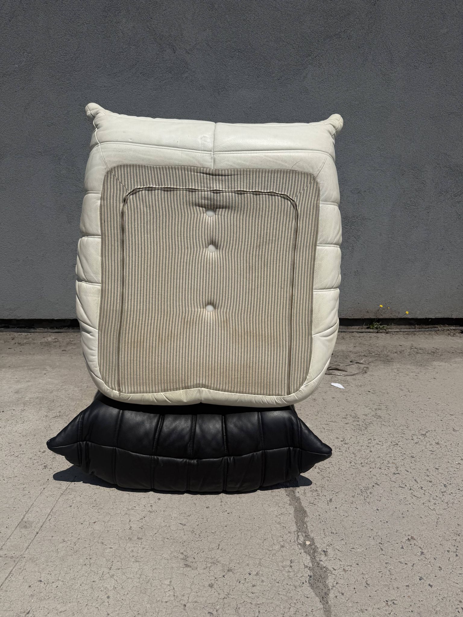 100% authentic Ligne Roset Togo 1-seater + pouf original leather Black & White