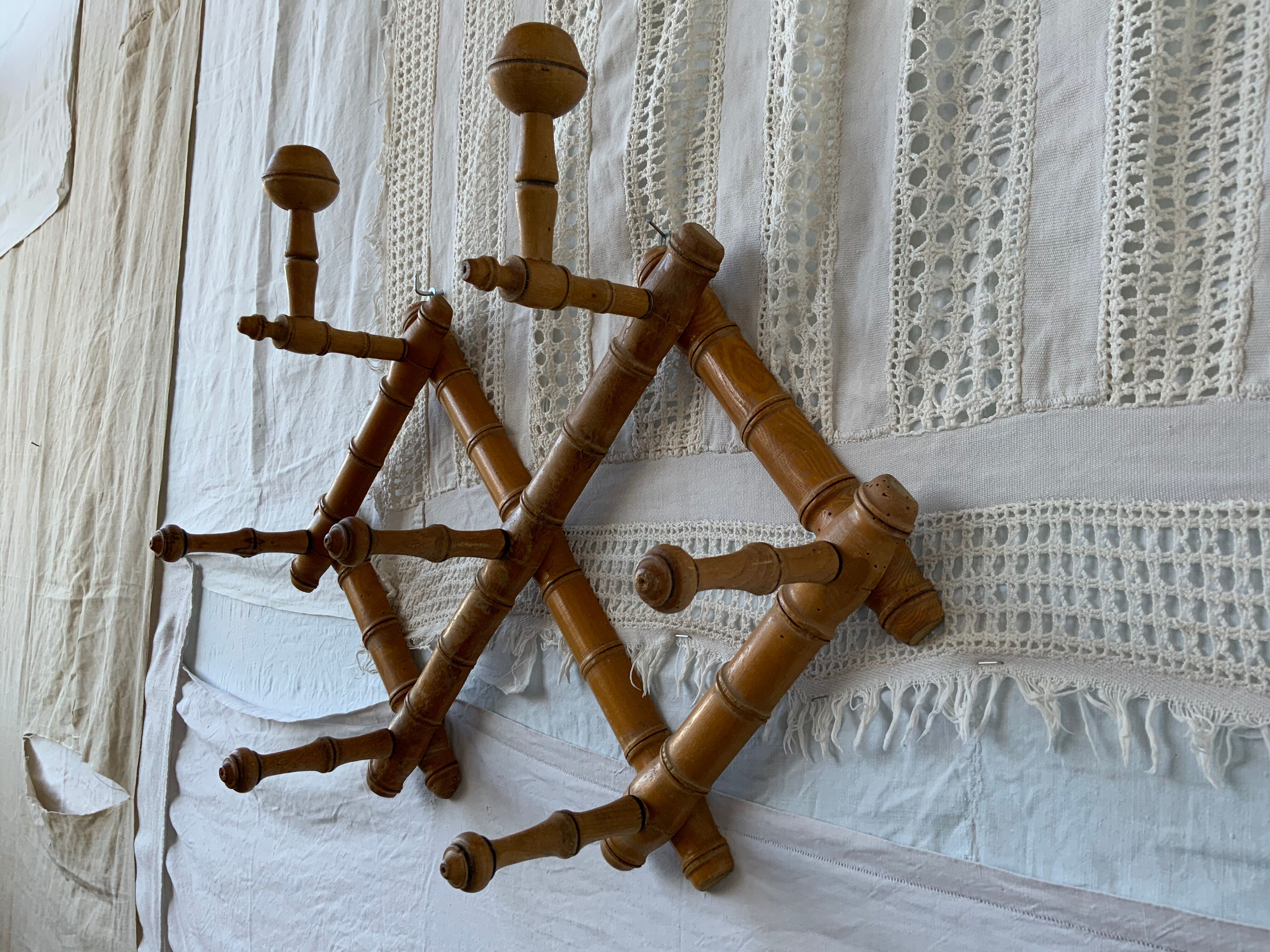 Wall accordion coat hanger