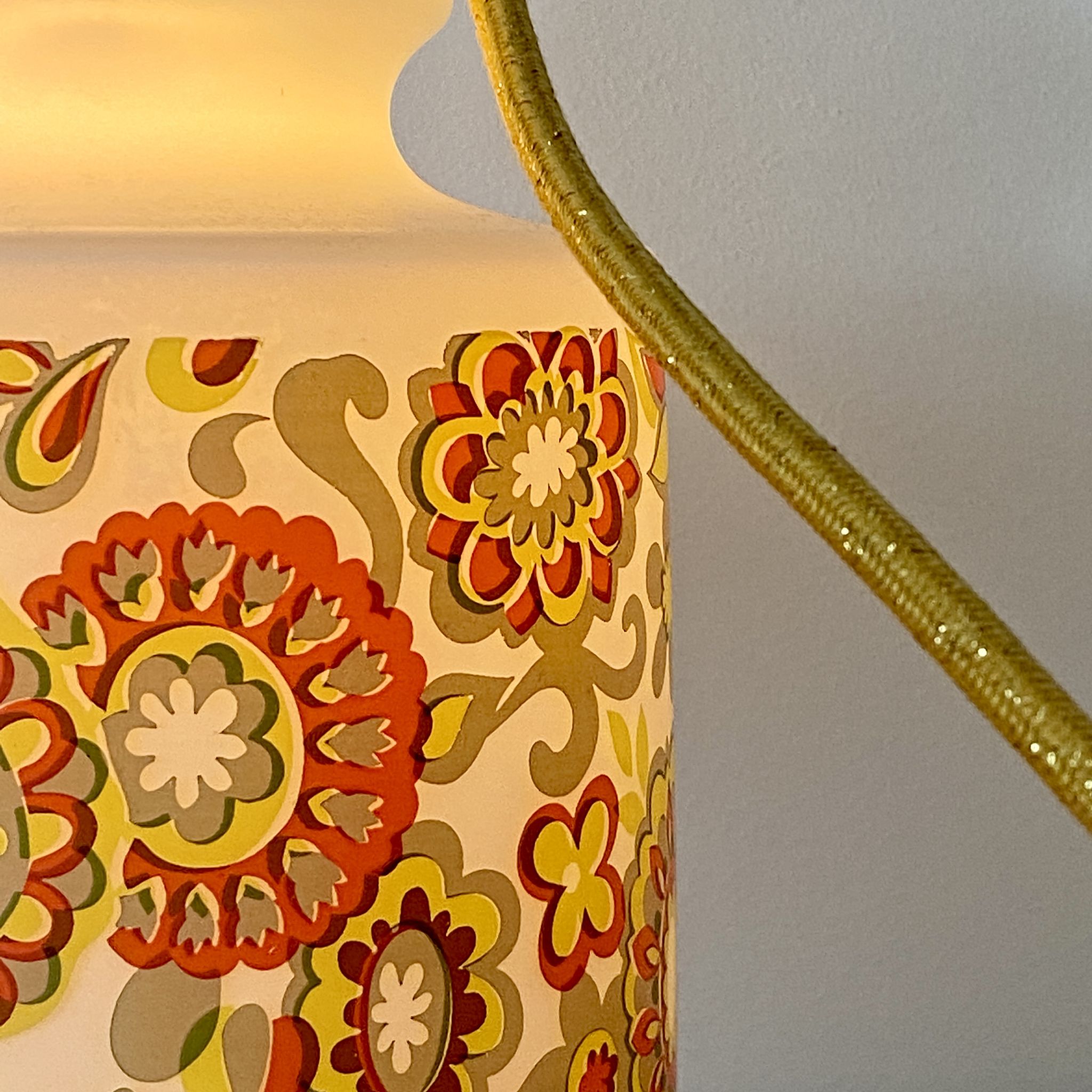 Baladeuse globe vintage en opaline avec motifs