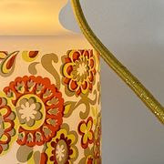 Baladeuse globe vintage en opaline avec motifs