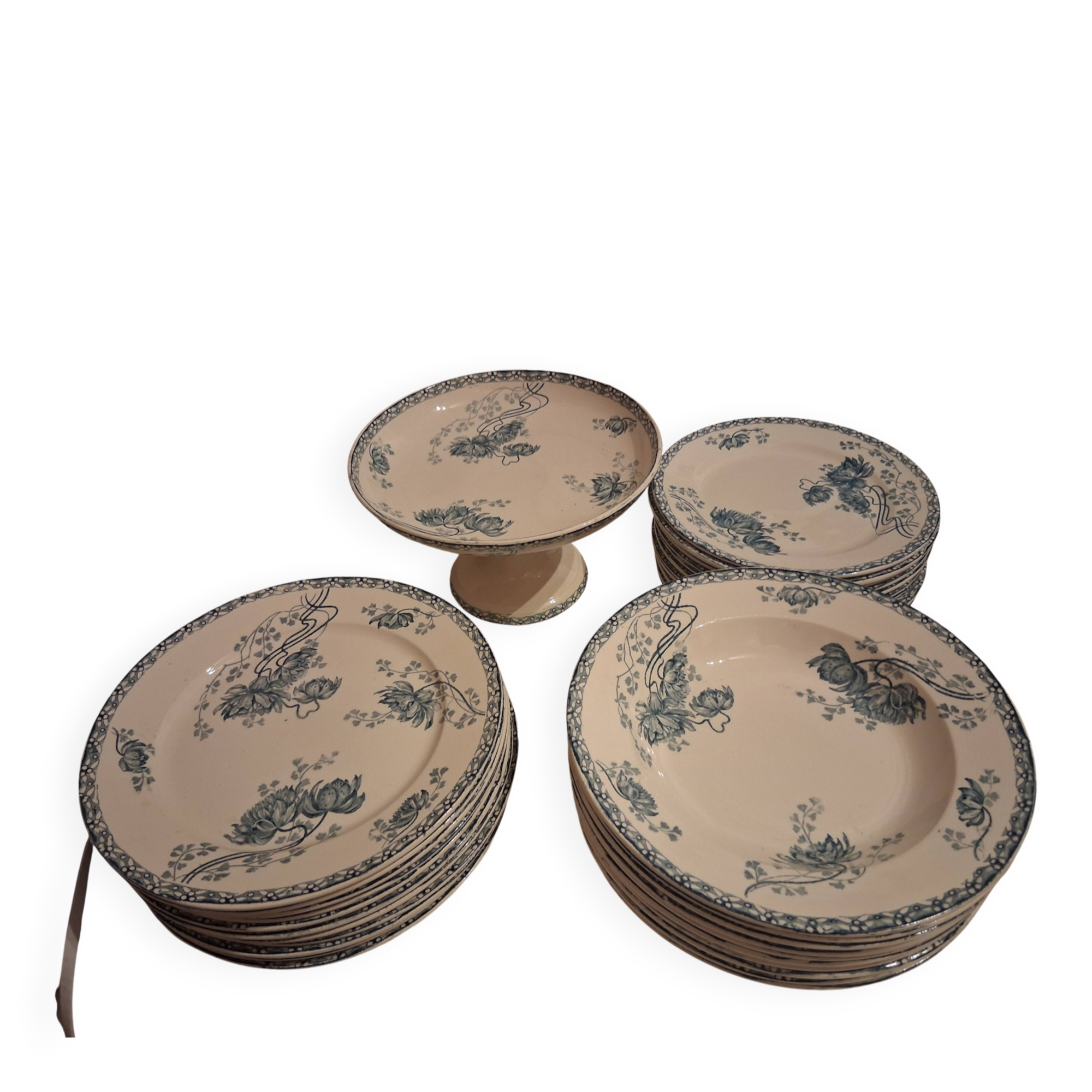 Service of 33 plates and compote dish Royat U&C Sarreguemines 1900 in blue ironstone.