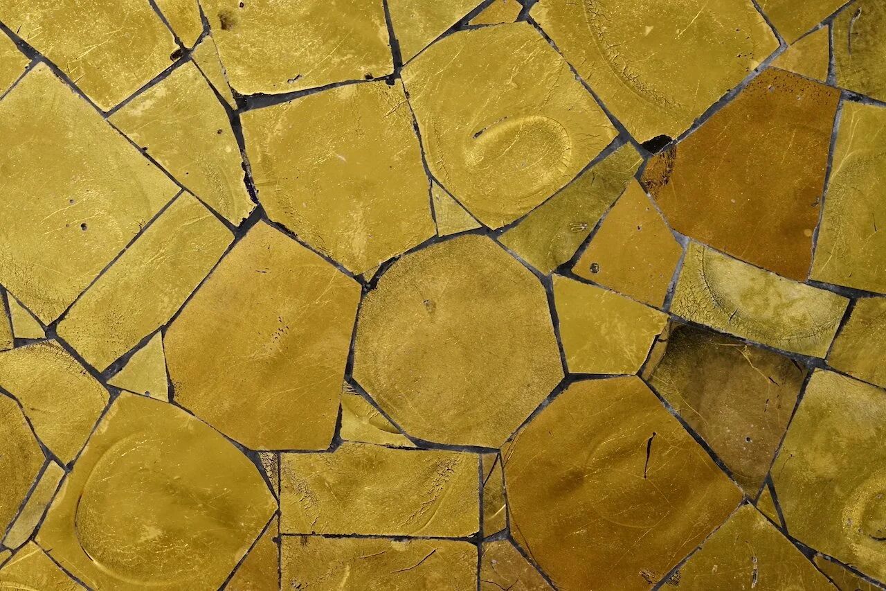 Table basse ornée d'une mosaïque à la feuille d'or 18 carats