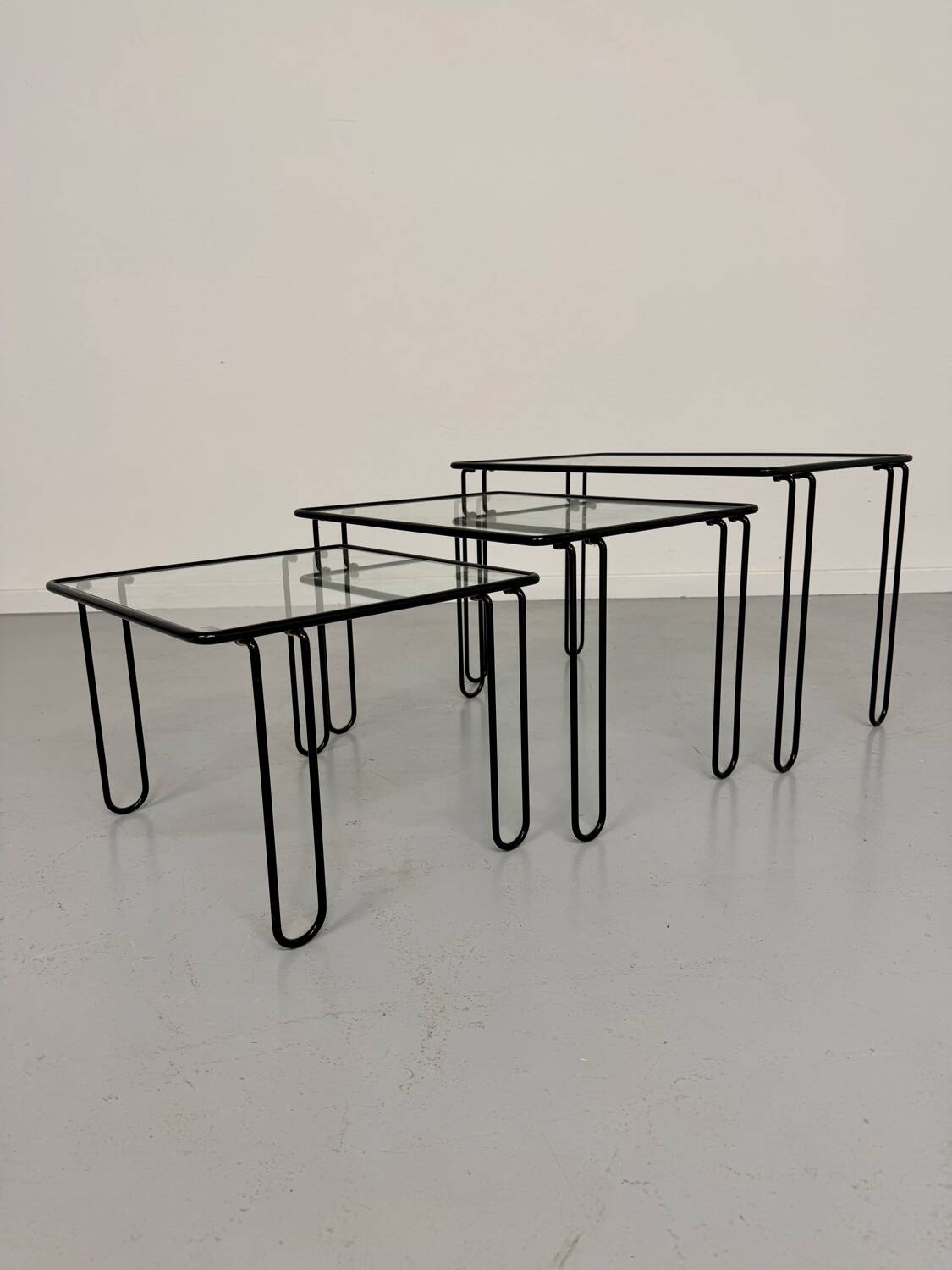 Vintage Italian design nesting coffee table in metal and glass from the 1980s