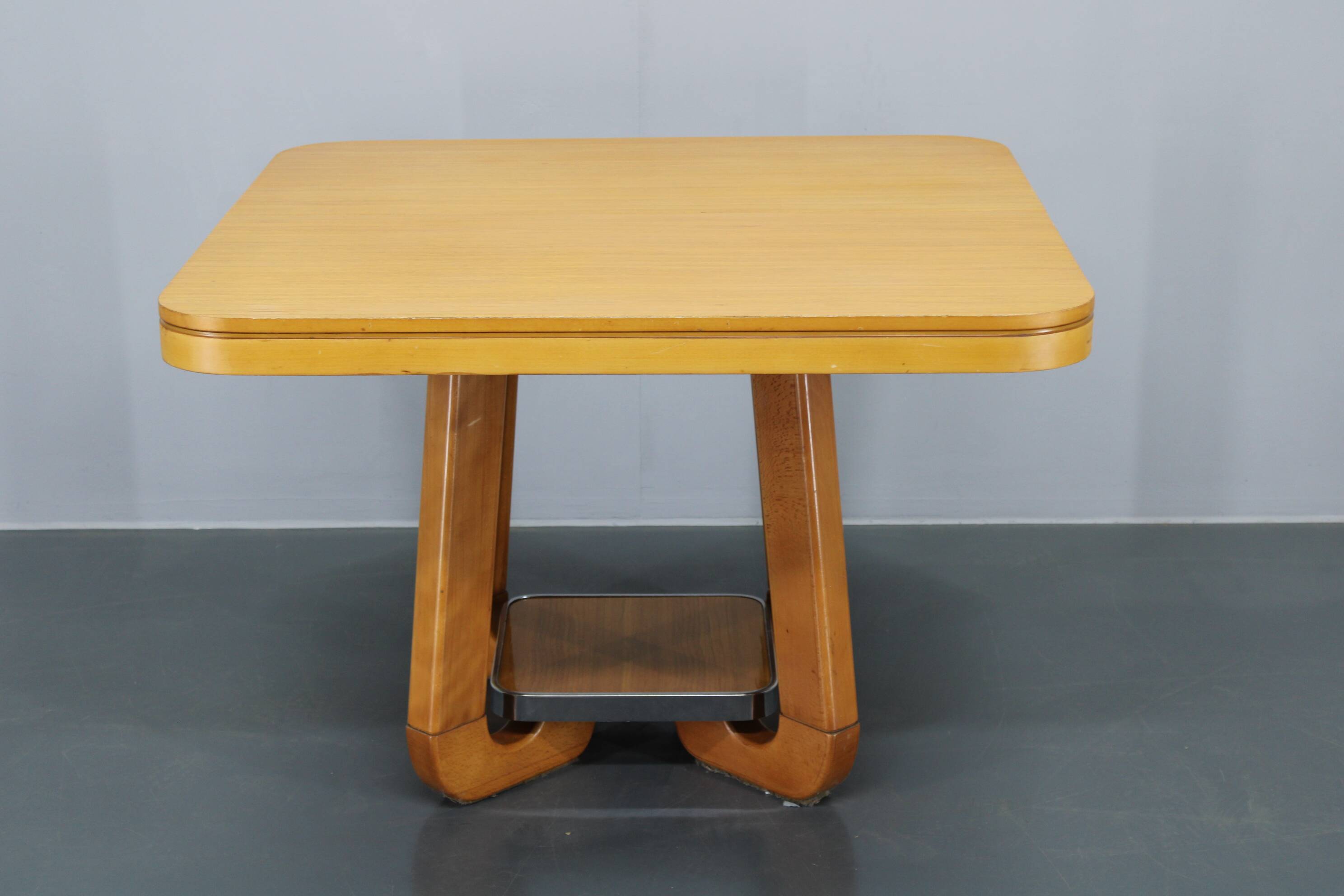 1970s Italian Extendable Dining Table in Maple Finish