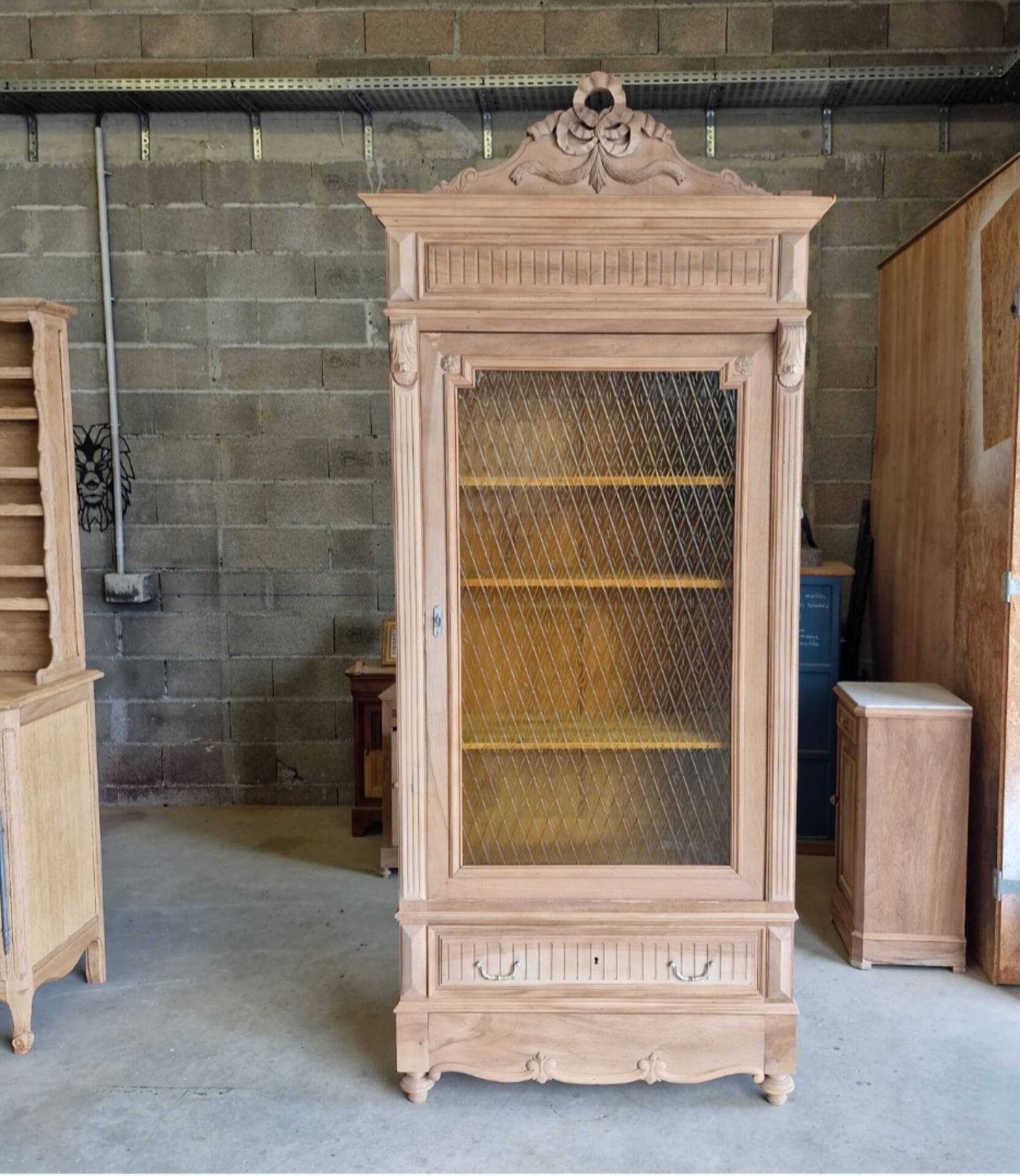 Vitrine ancienne néo-Louis XVI aérogommée