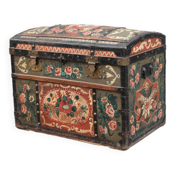 Large French wedding chest from the early 20th century.