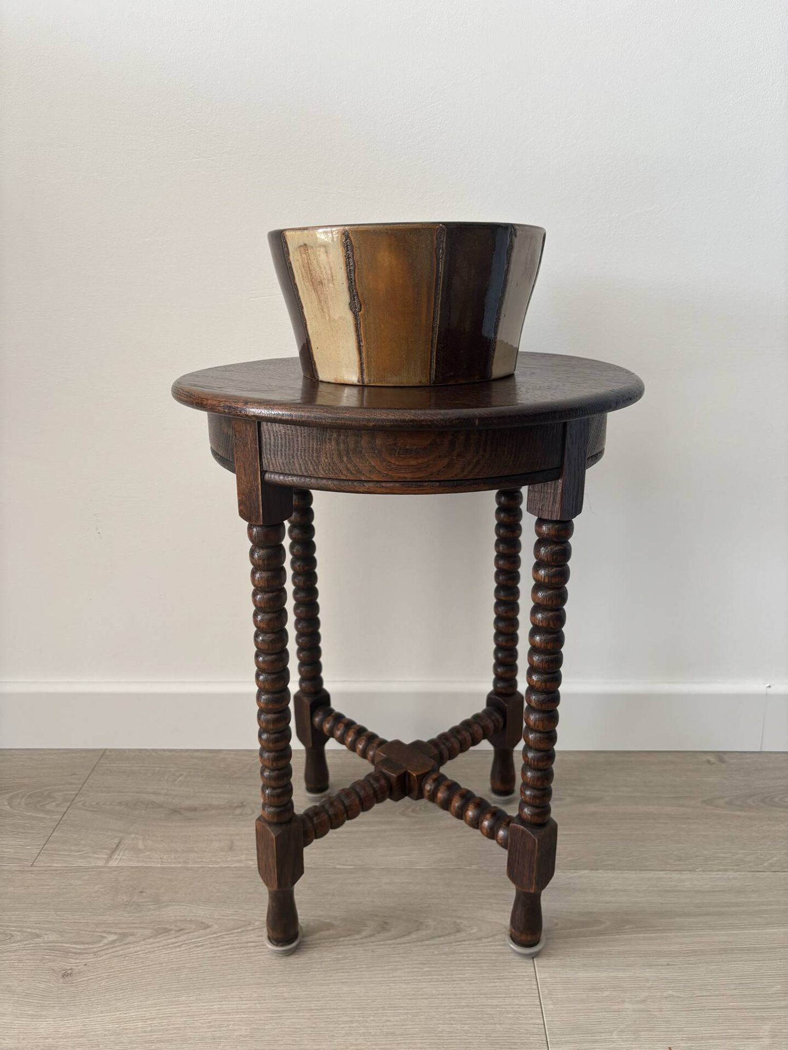 Petit guéridon vintage en bois tourné, table d’appoint ronde en bois