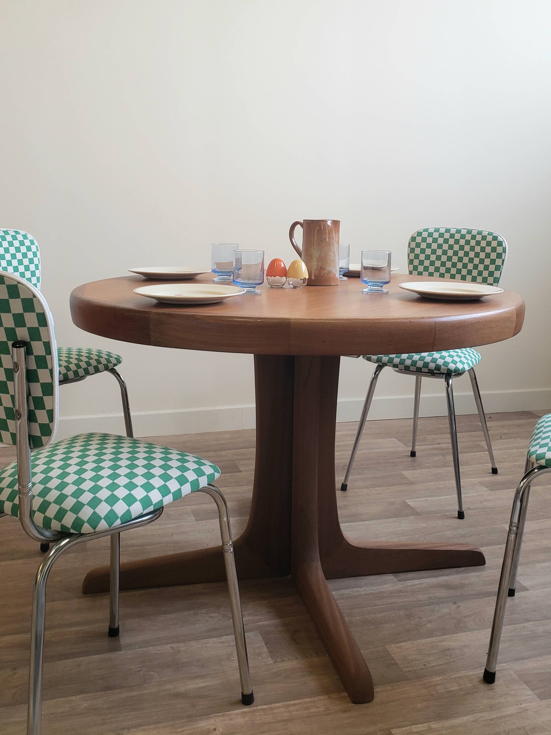 Baumann extendable round table