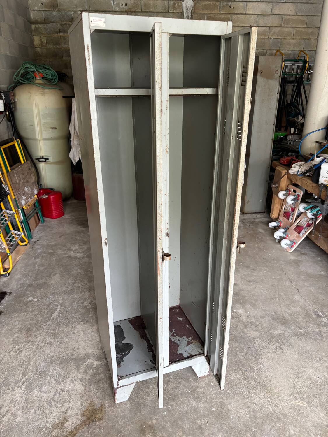 Industrial locker room