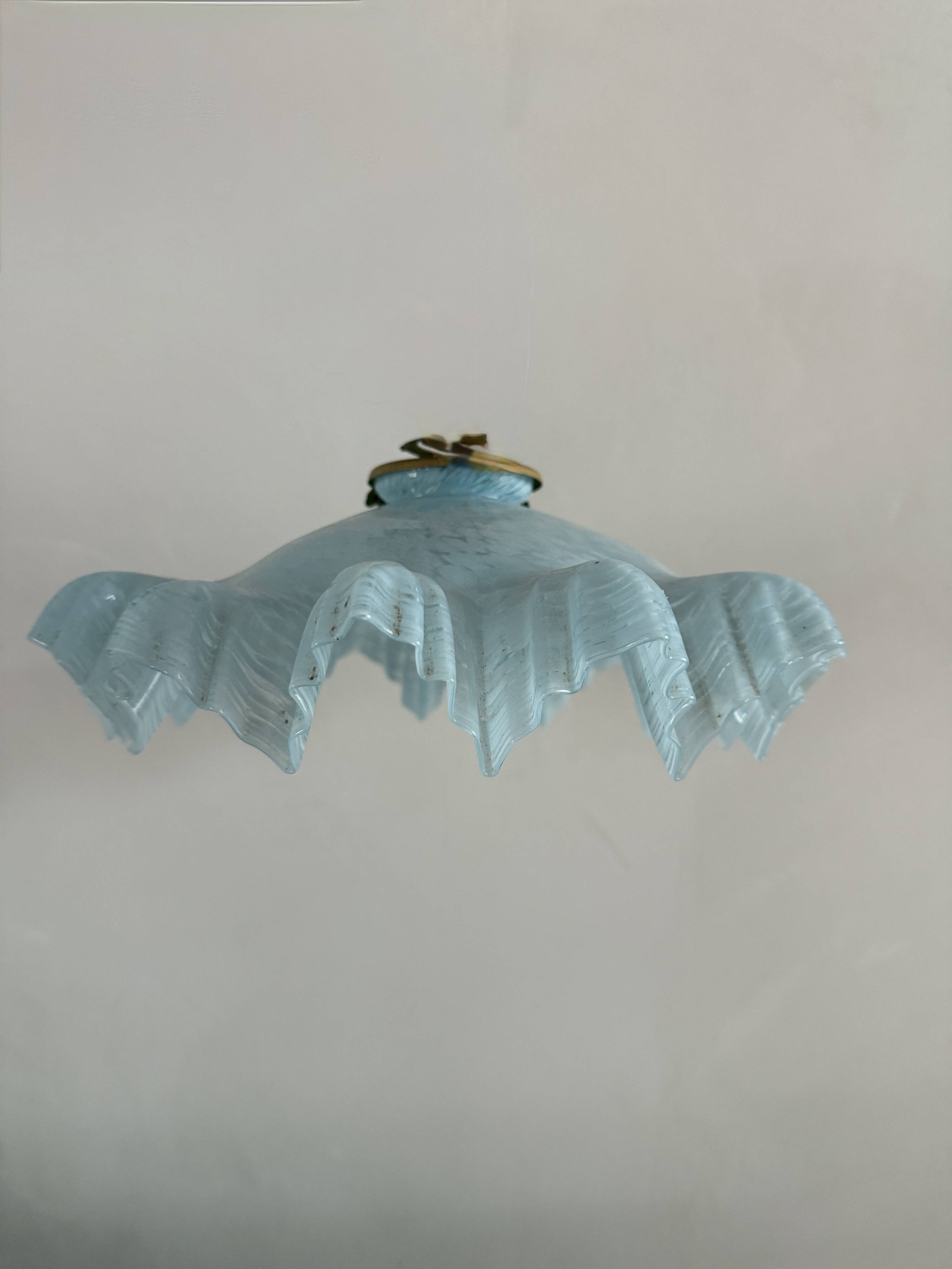 Abat-jour en opaline dentelée