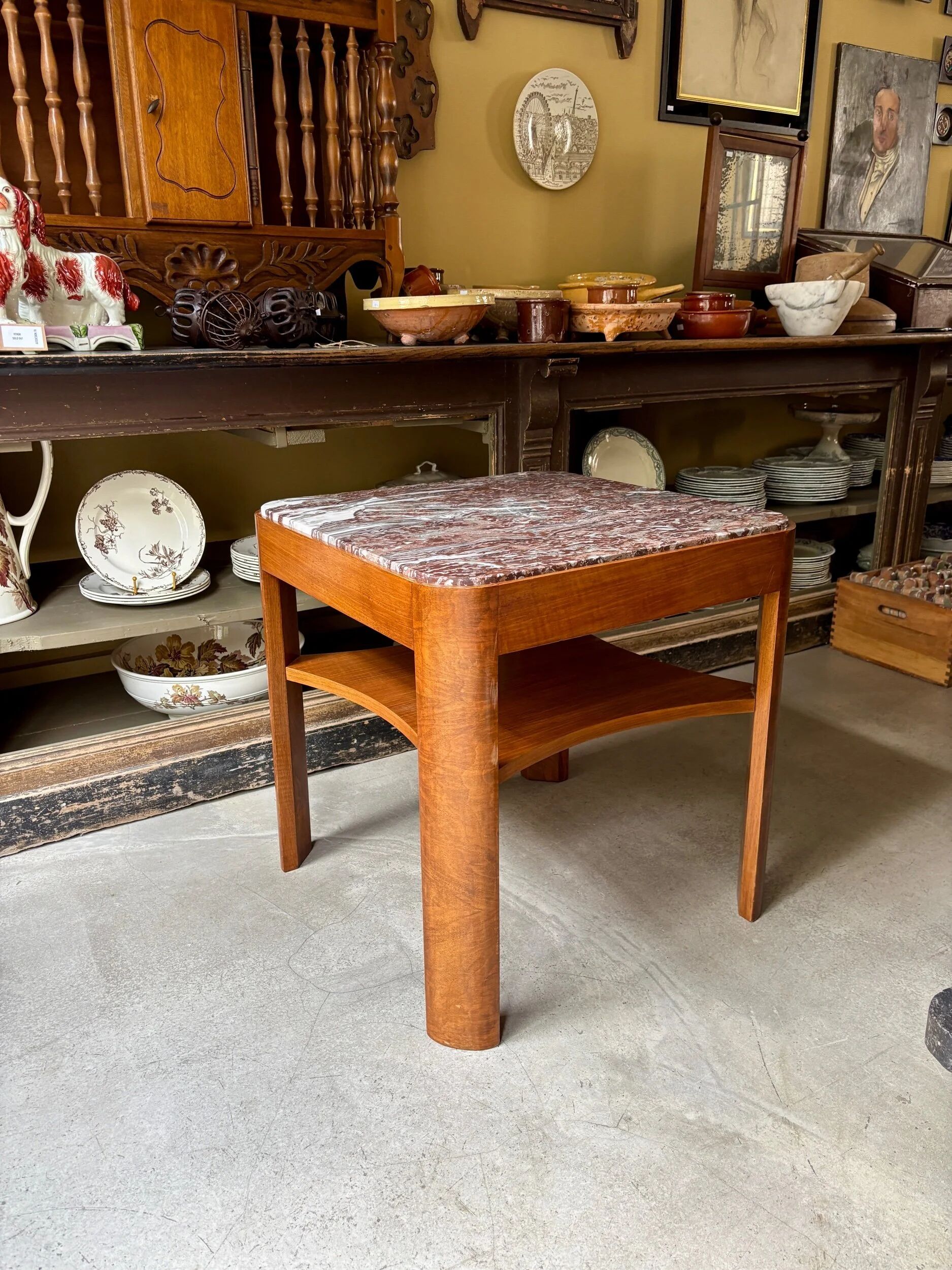 Square side table in wood and red marble 60 x 60 cm