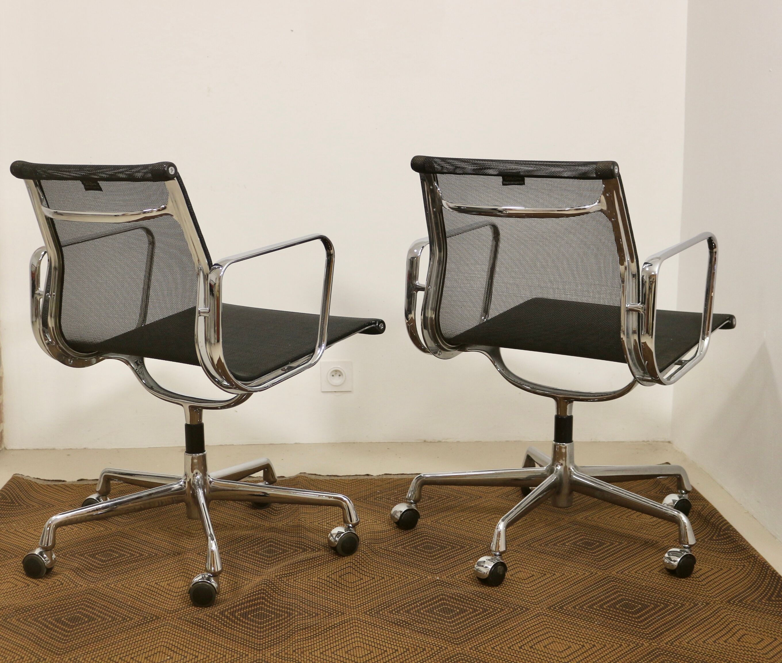 Lot de 2 fauteuils modèle EA 117 de Charles et Ray Eames par Vitra