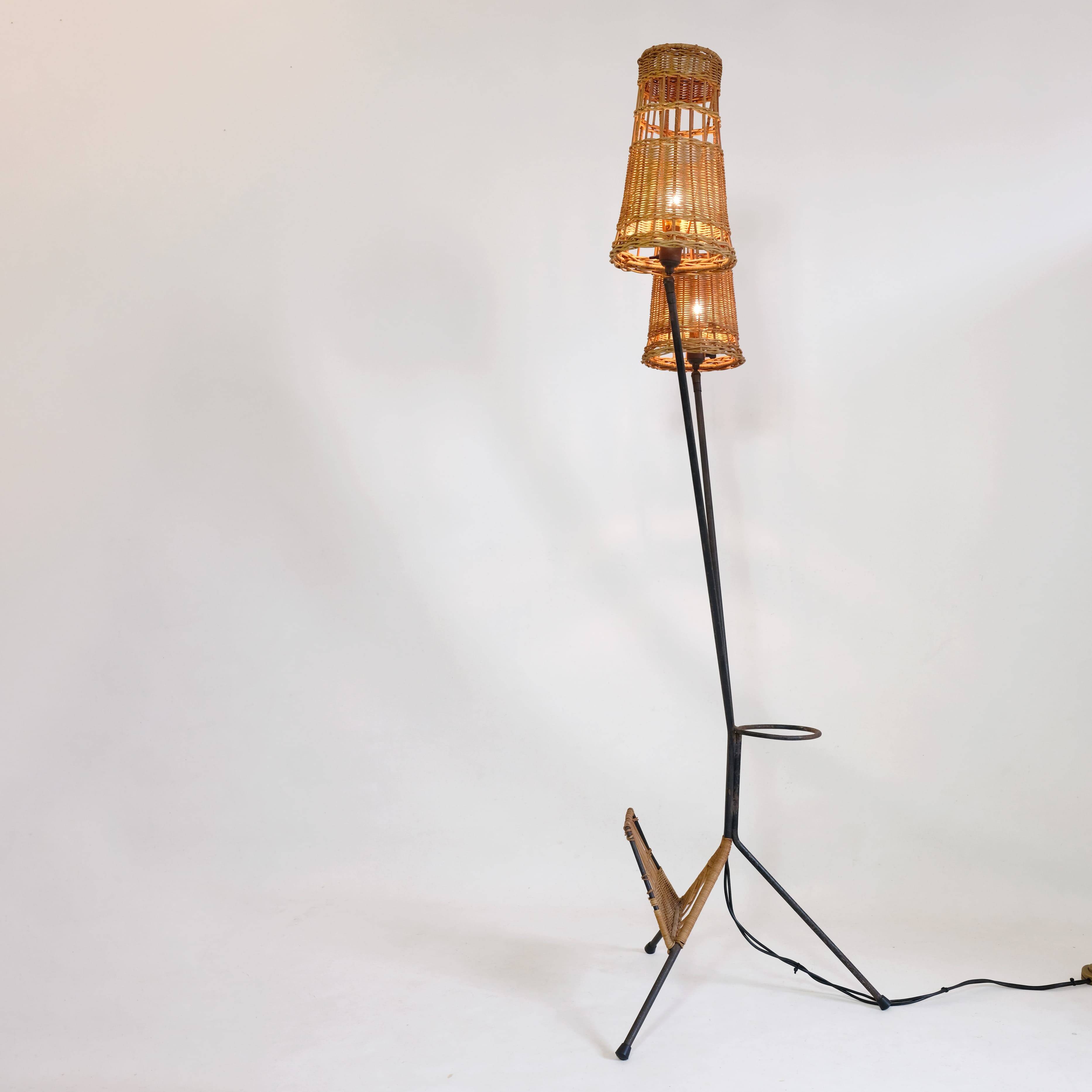 Lampadaire à deux feux en métal et osier des années 50-60.