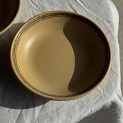 Lot de 2 assiettes creuses en grès liseré brun et marron D21,5