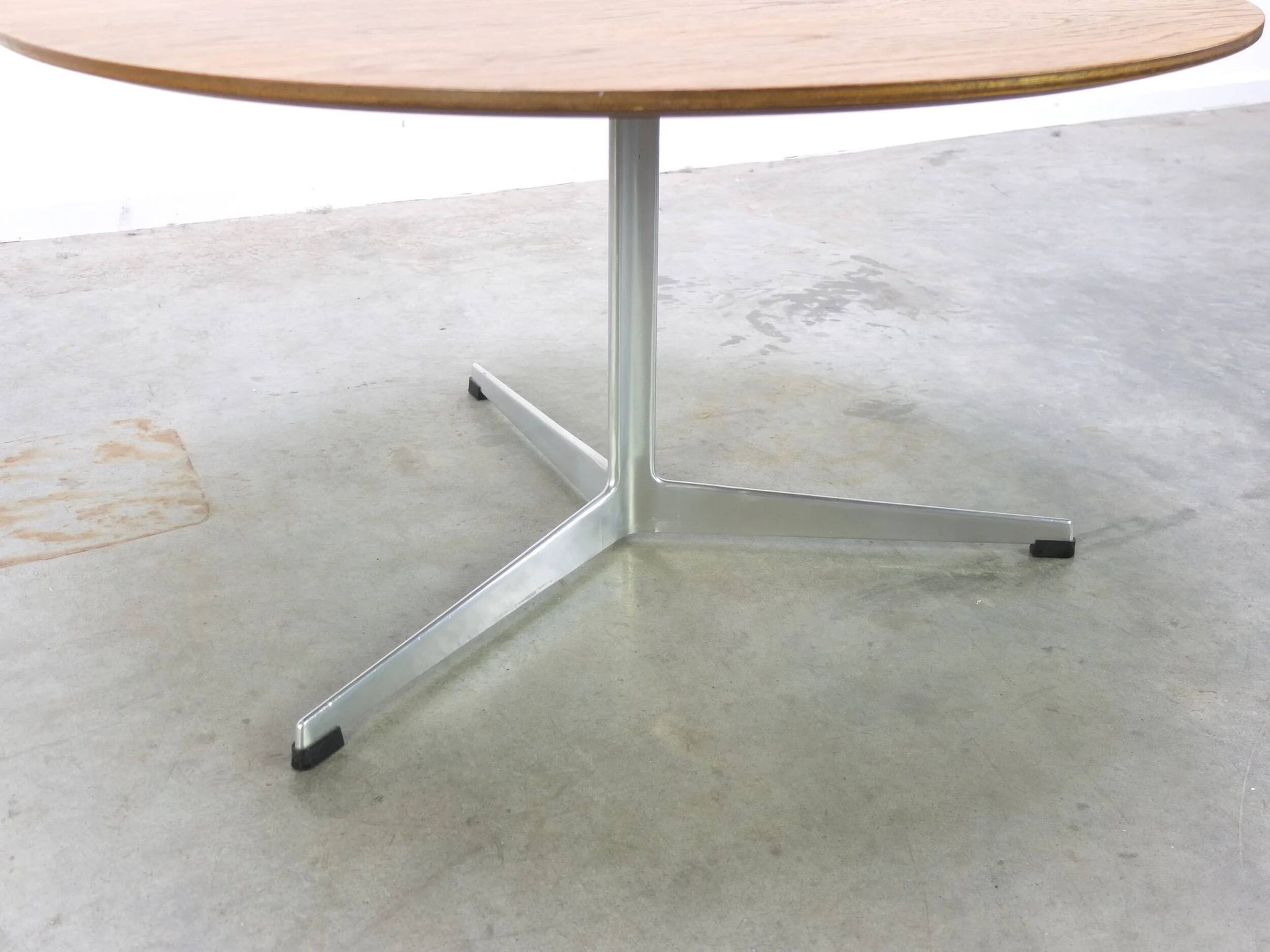 Circular coffee table in oak by Arne Jacobsen for Fritz Hansen, 1960s