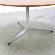Circular coffee table in oak by Arne Jacobsen for Fritz Hansen, 1960s