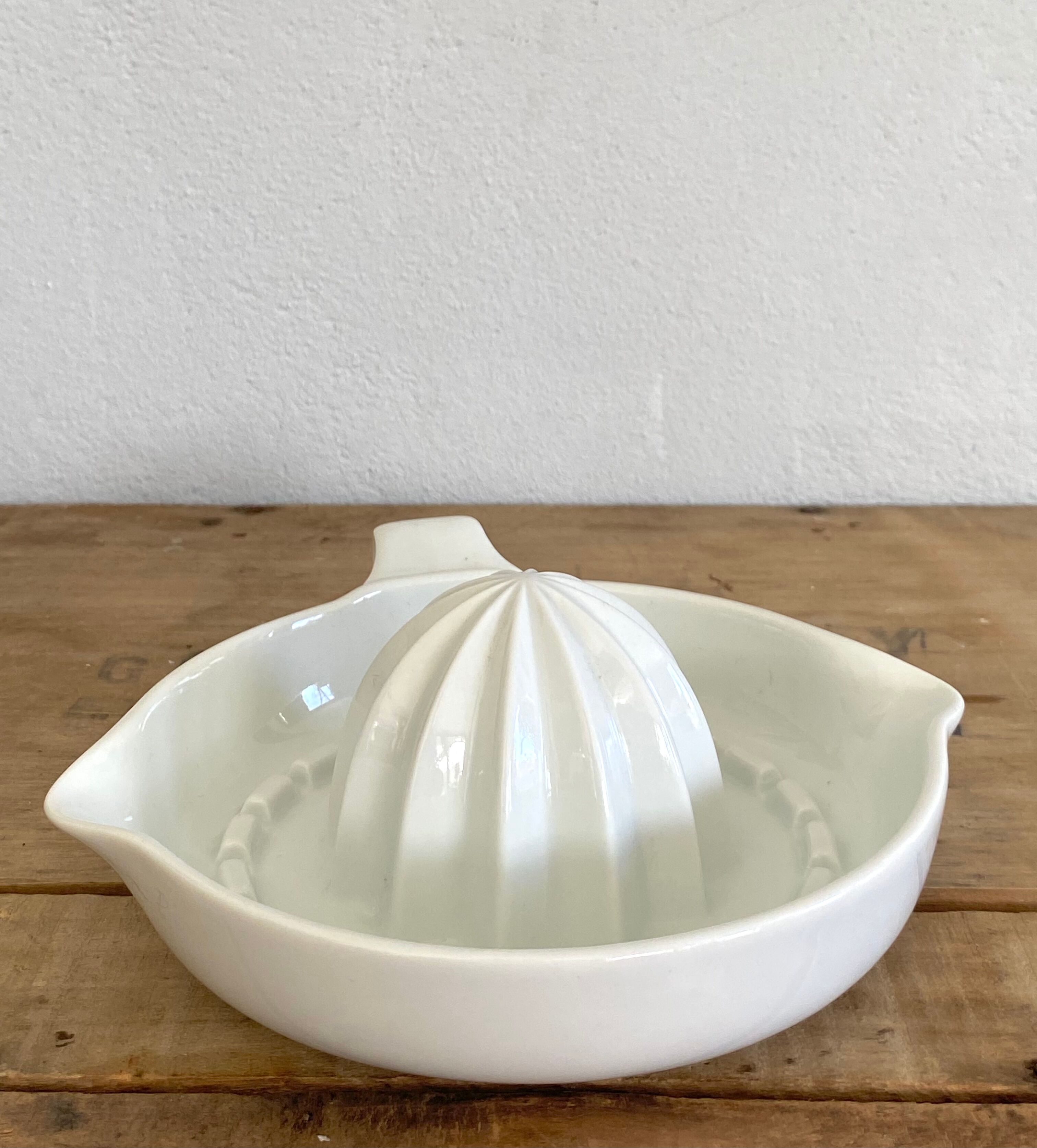 Citrus press with handle, earthenware spouts