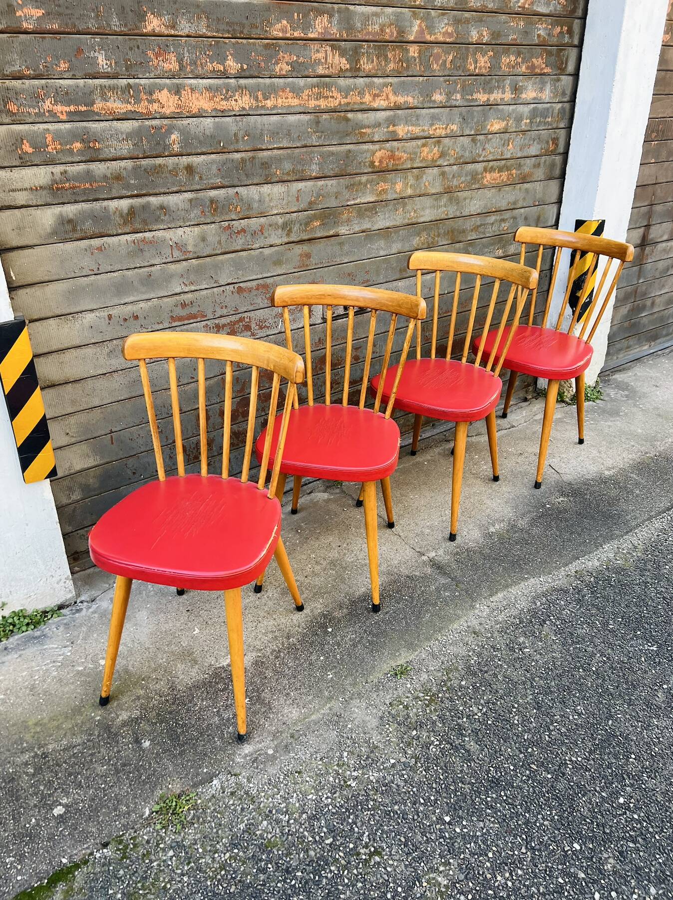 (Lot) 4 beautiful compass-legged chairs from the 60s/70s.
