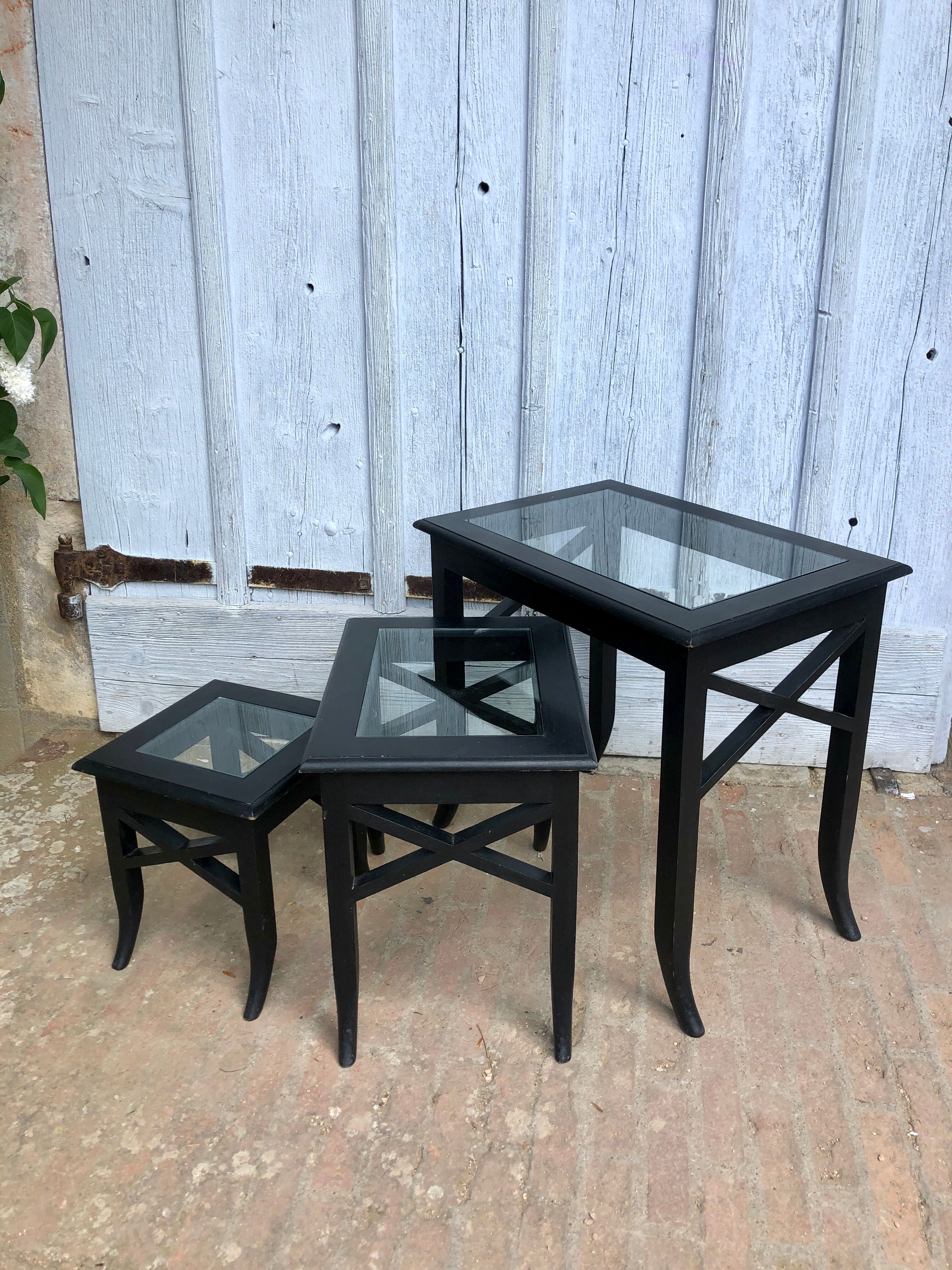 Set de 3 tables gigognes en verre et bois noir