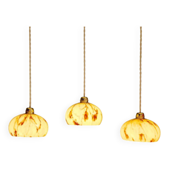 Trio of Art Deco pendant lights in marbled opaline glass, 1920s-30s