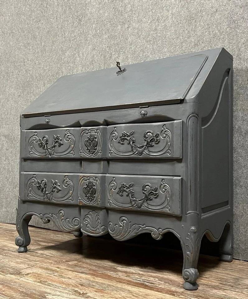 Lacquered Louis XV style balbée writing commode in wood.
