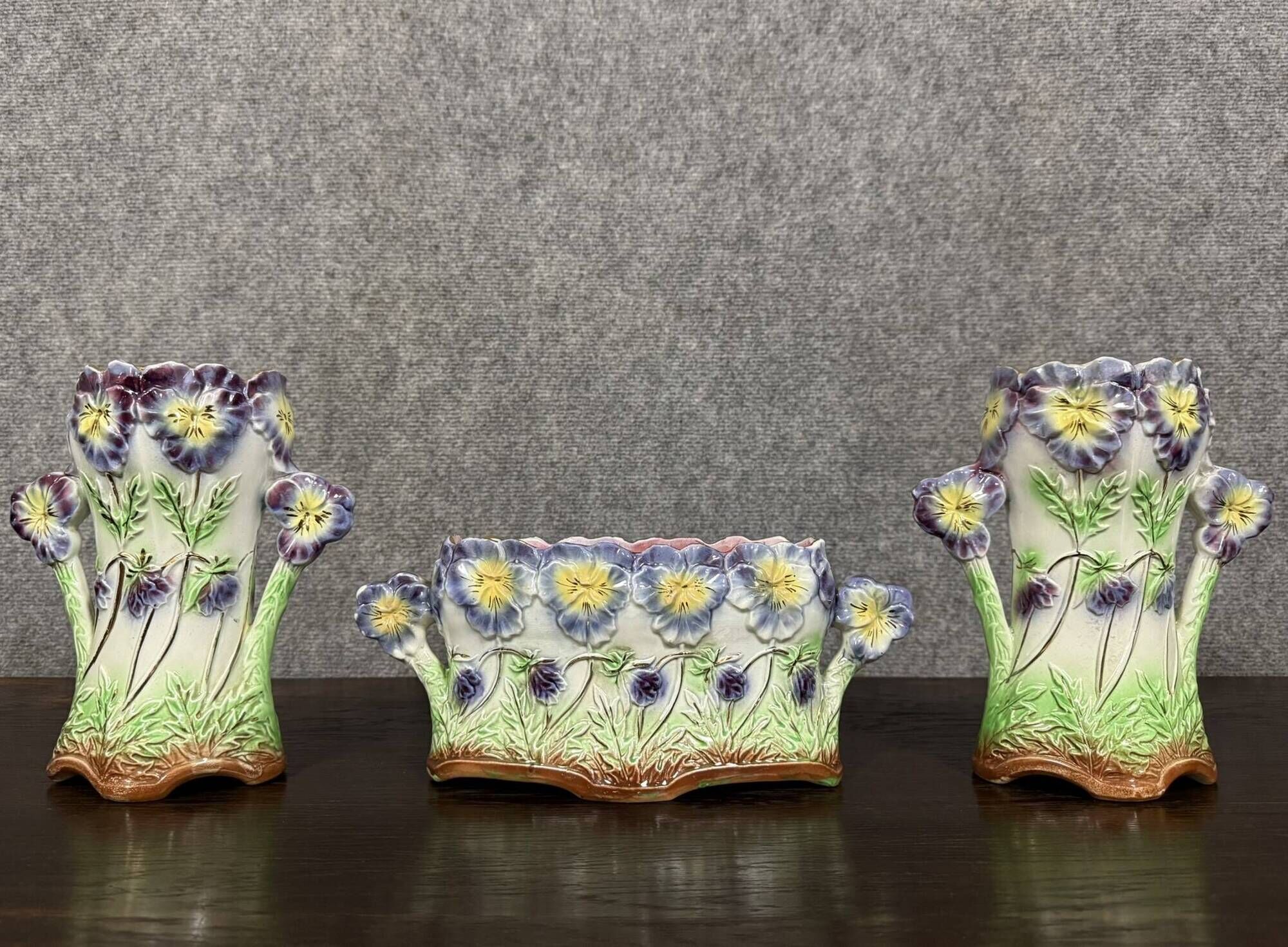 Onnaing: 3-piece Art Nouveau period barbotine set including a planter and two vases