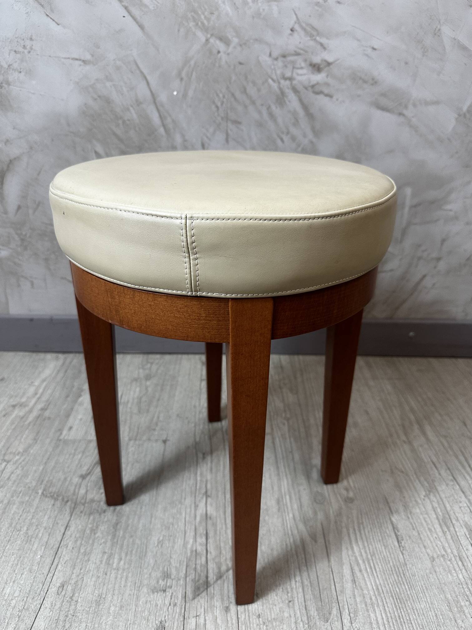 Tabouret tournant en cuir