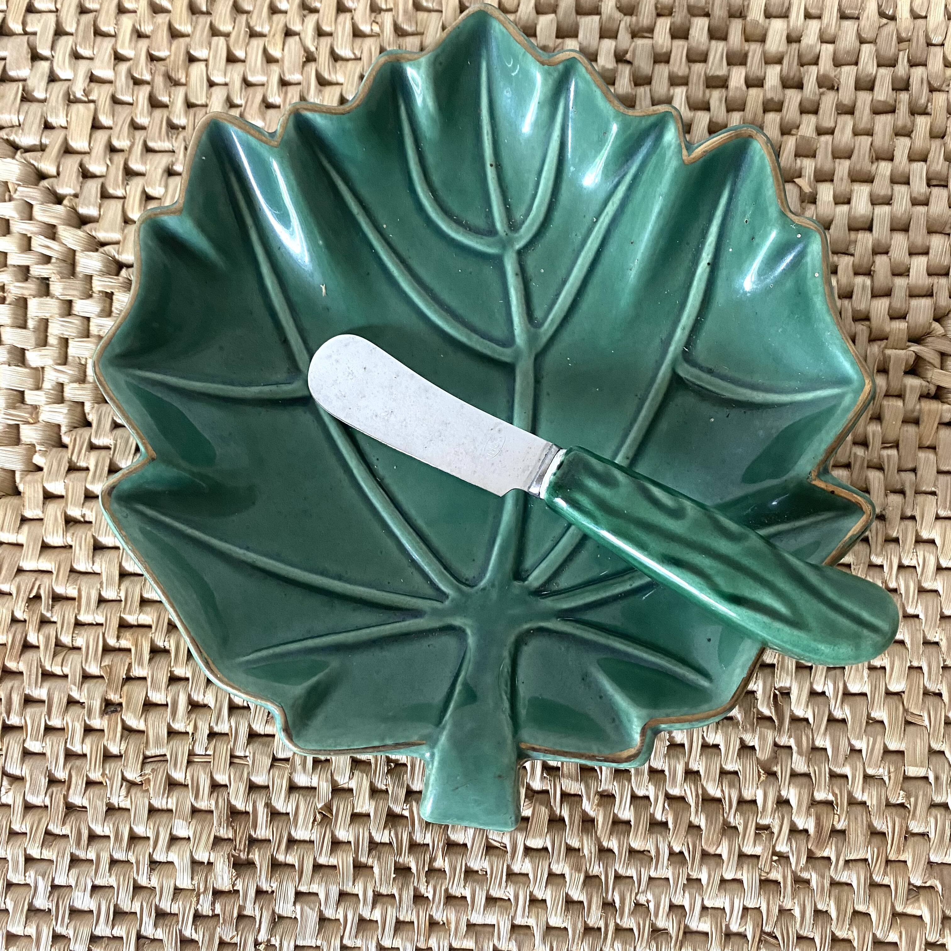 Beurrier en barbotine feuille et son couteau