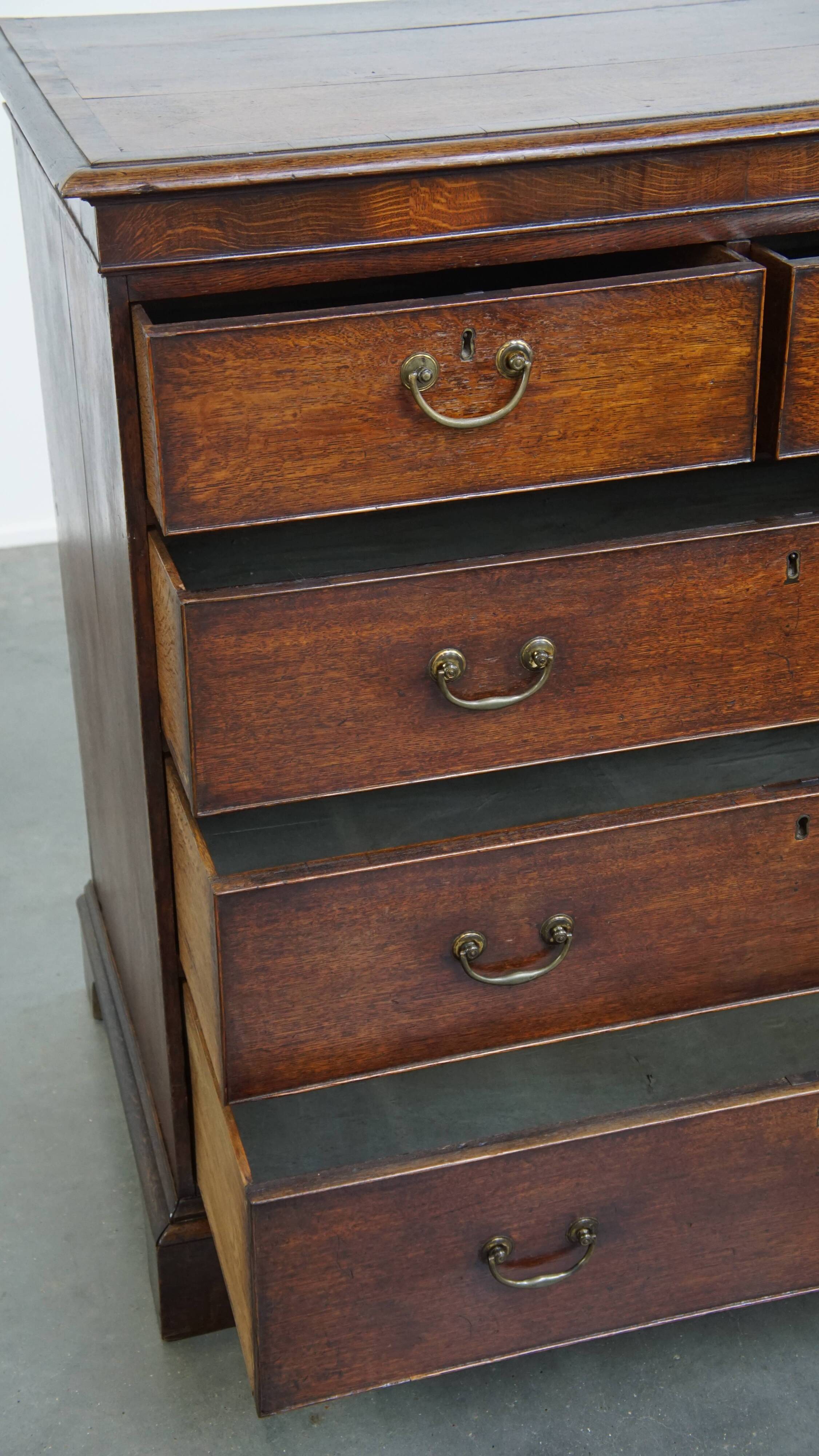 English antique oak chest of drawers with 5 drawers from the 18th century