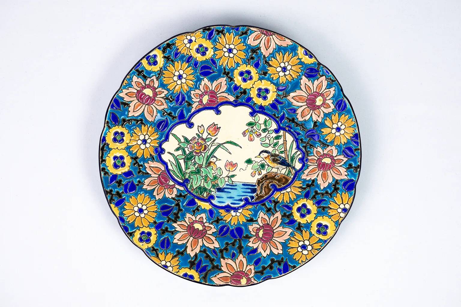 Assiette Longwy 1930 – Émaux à décor d’oiseaux et fleurs oranges