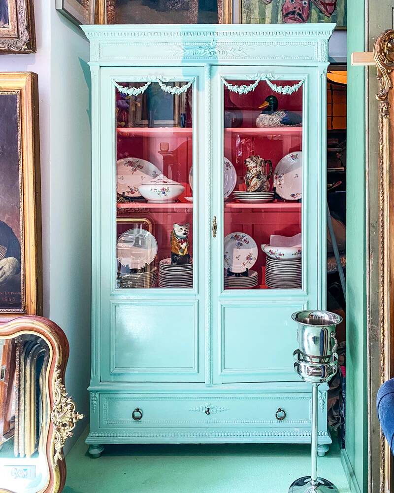 Vitrine à porte vitrée vert menthe de style Louis XVI