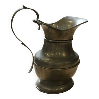 Grande cruche en métal