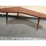 Boomerang tripod table